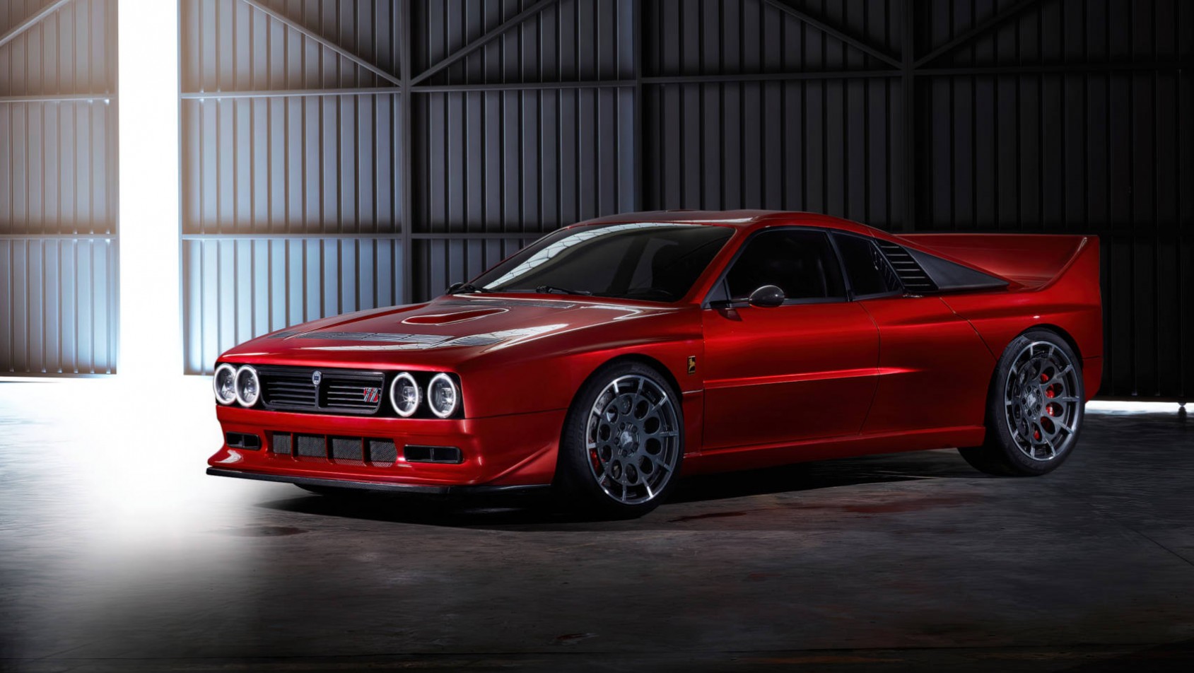 Lancia 037 Kimera EVO37 restomod w garażu