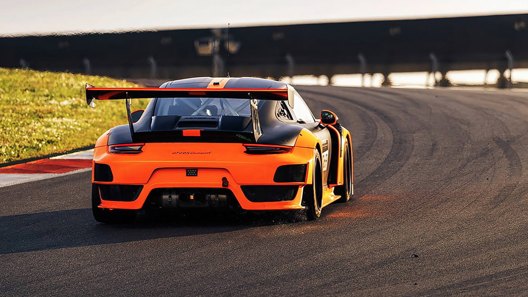 Porsche 911 GT2 RS 2023 Porsche 911 GT2 RS Clubsport Evo w zakręcie