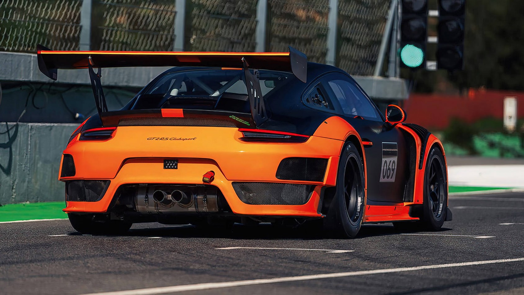 Porsche 911 GT2 RS 2023 Porsche 911 GT2 RS Clubsport Evo na polach startowych