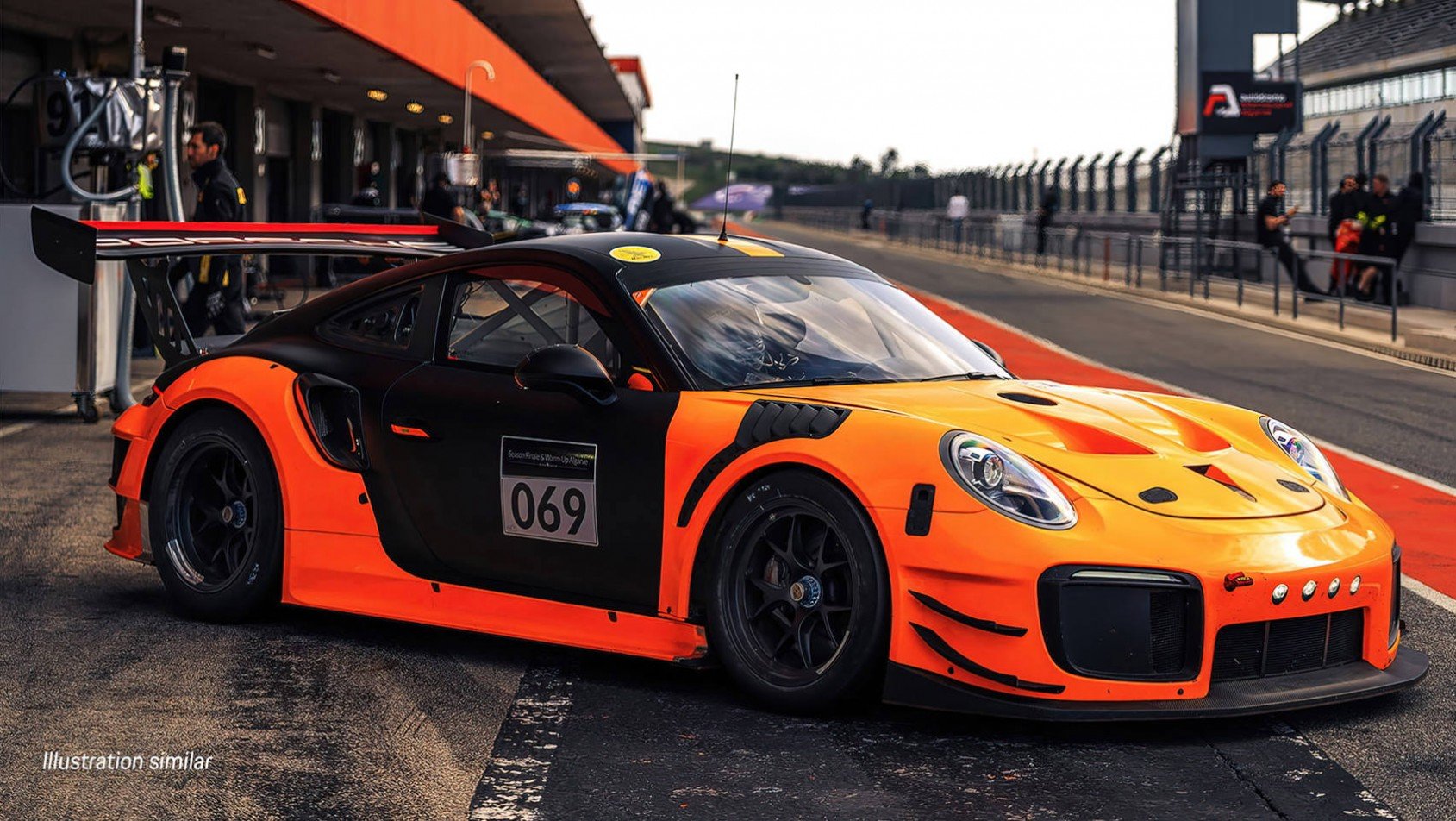 Porsche 911 GT2 RS 2023 Porsche 911 GT2 RS Clubsport Evo podczas postoju