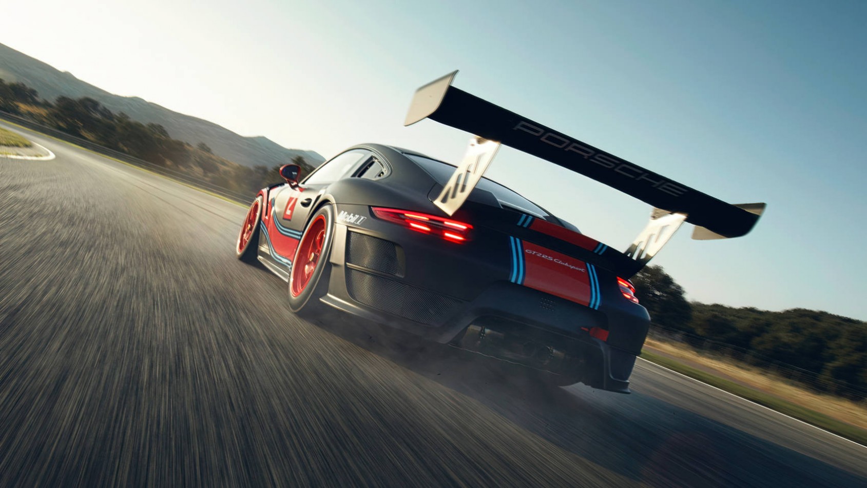 Porsche 911 GT2 RS 2023 Porsche 911 GT2 RS Clubsport Evo na torze od tyłu