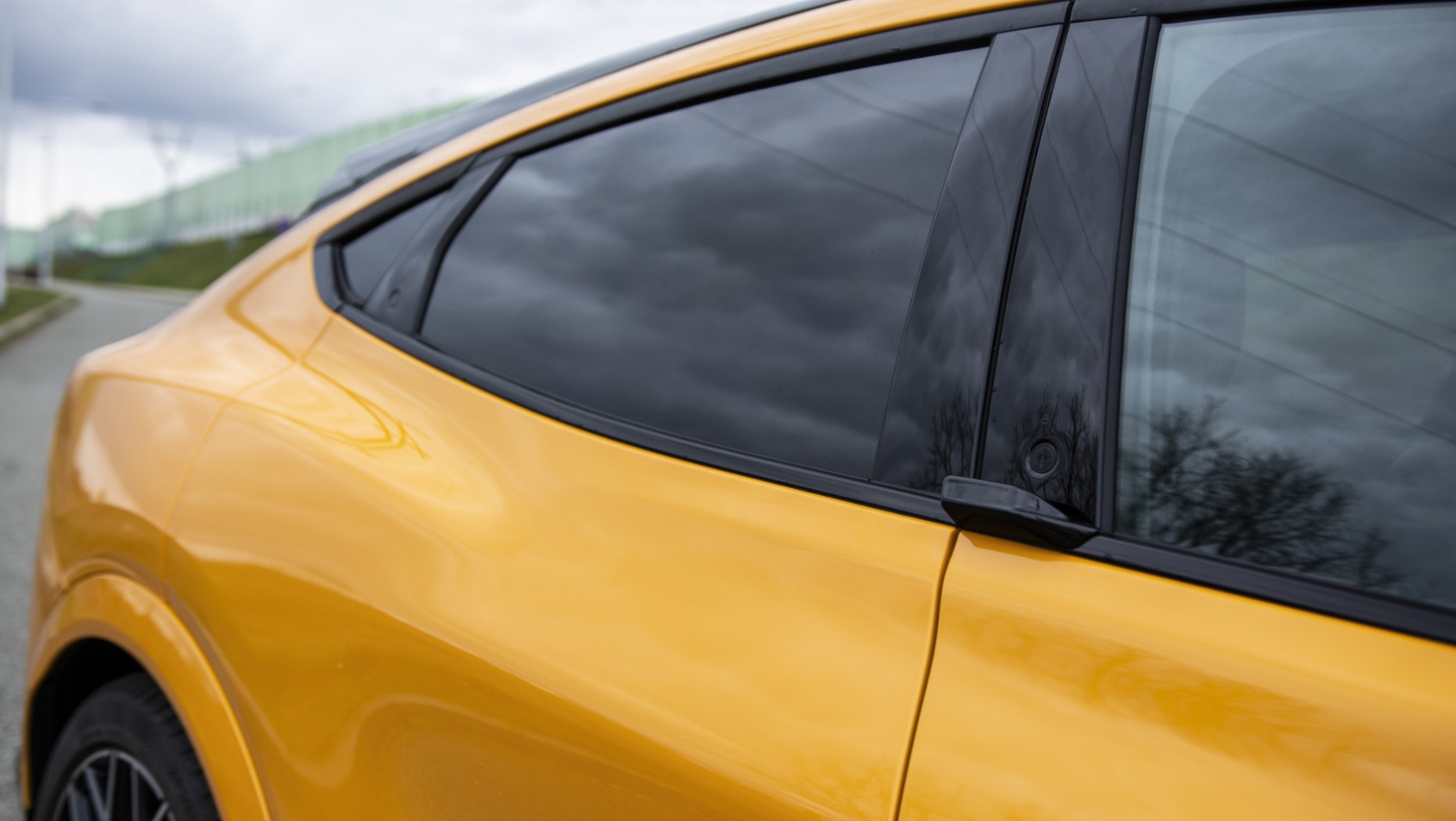 Ford Mustang Mach-E GT tylne drzwi