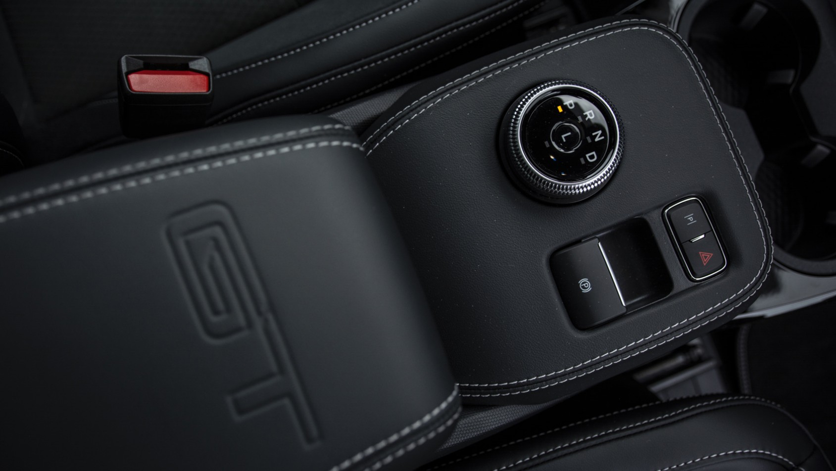 Ford Mustang Mach-E GT konsola środkowa