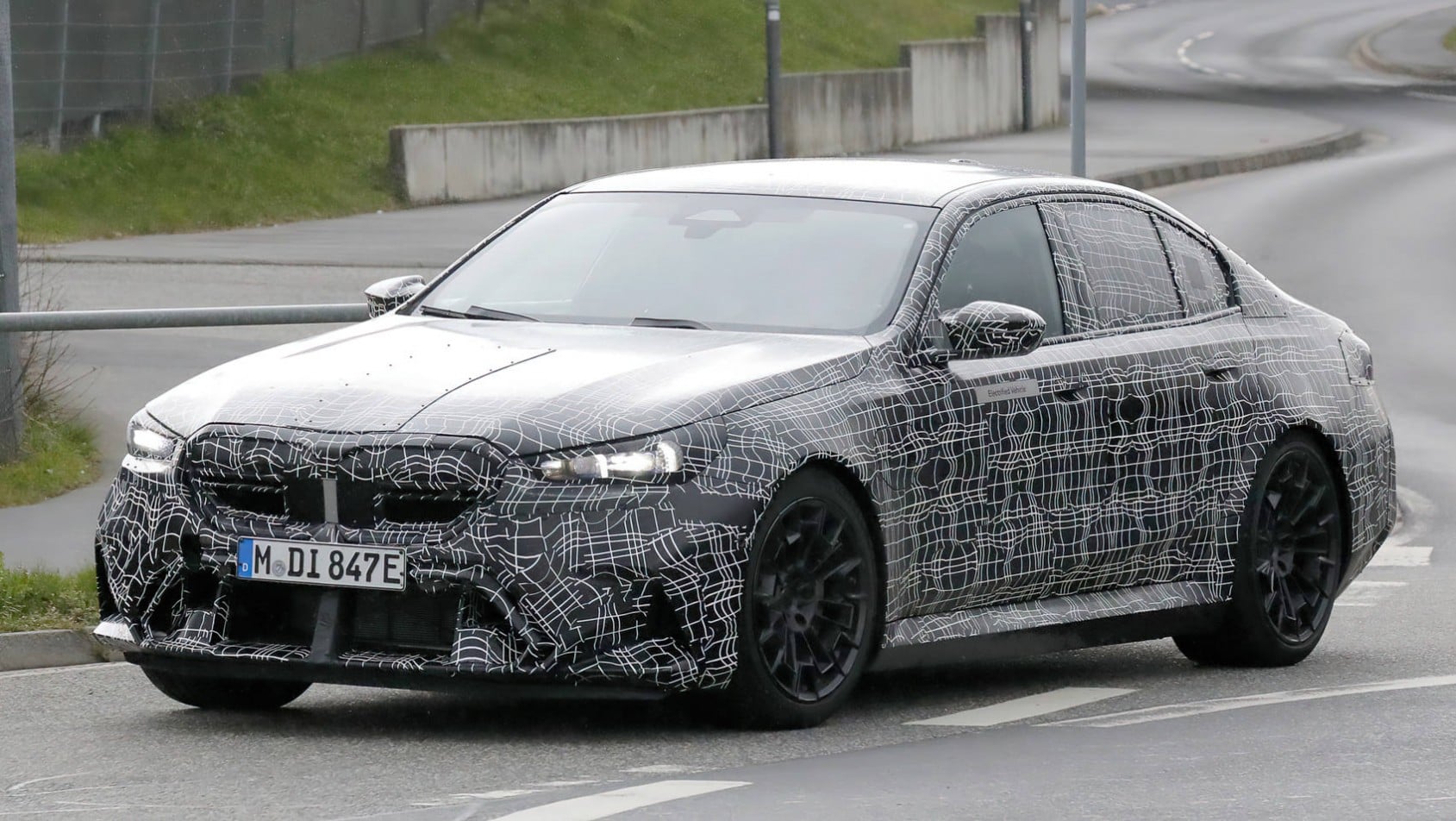 2024 BMW M5 PHEV spyshot