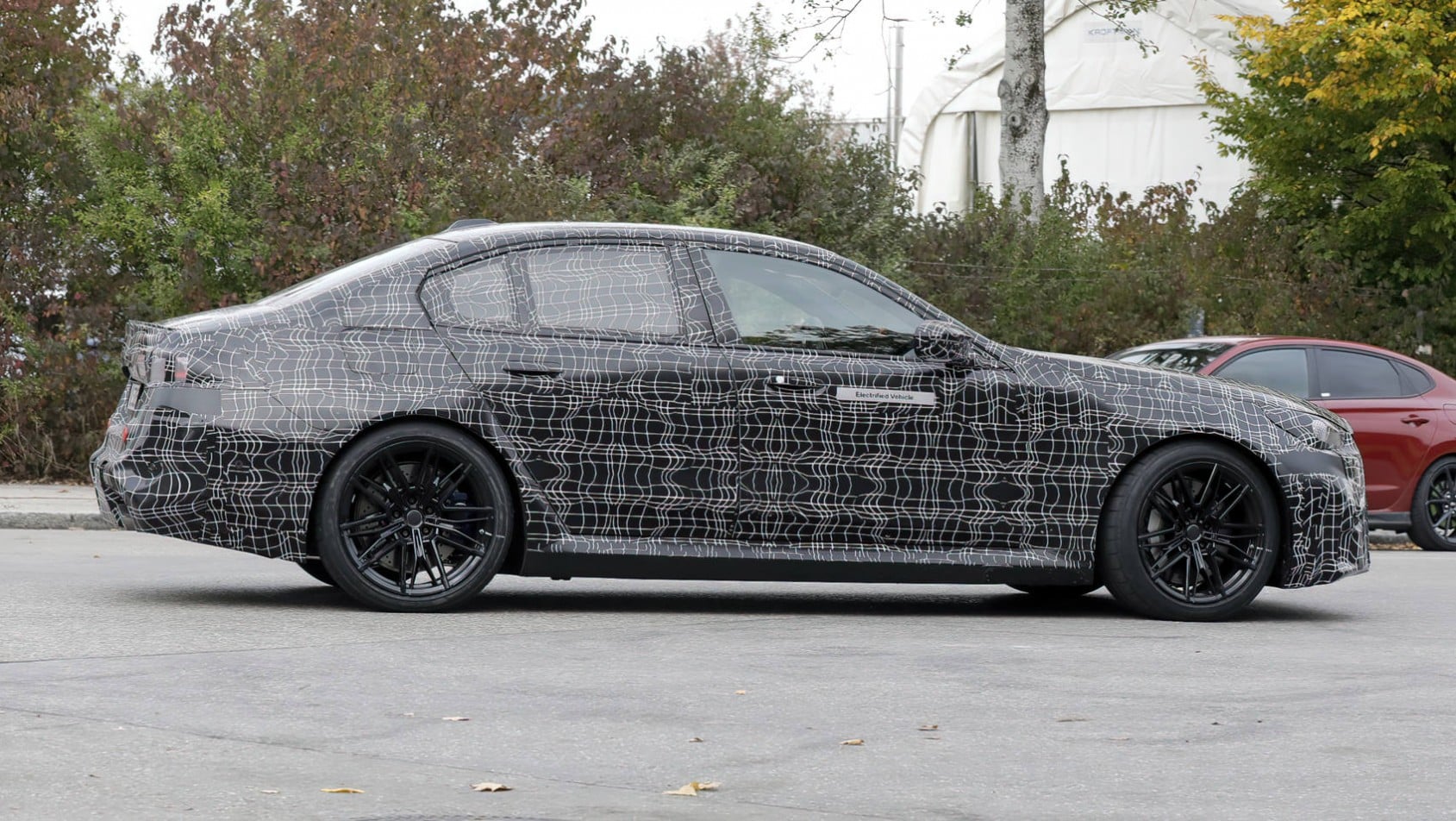 2024 BMW M5 PHEV spyshot profil prawy