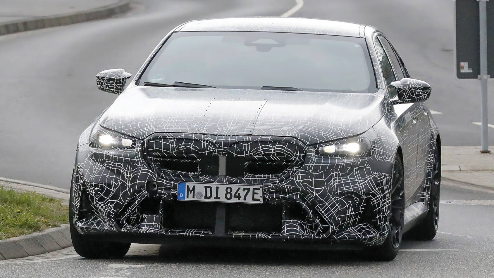 2024 BMW M5 PHEV spyshot przedni pas