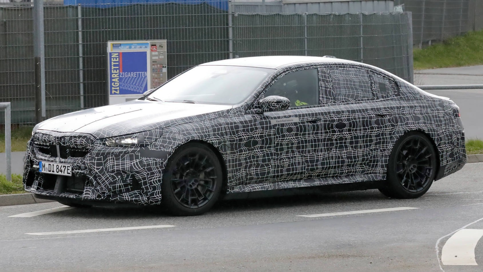 2024 BMW M5 PHEV spyshot lewy przód