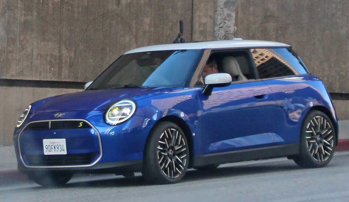 Mini Cooper SE spyshot