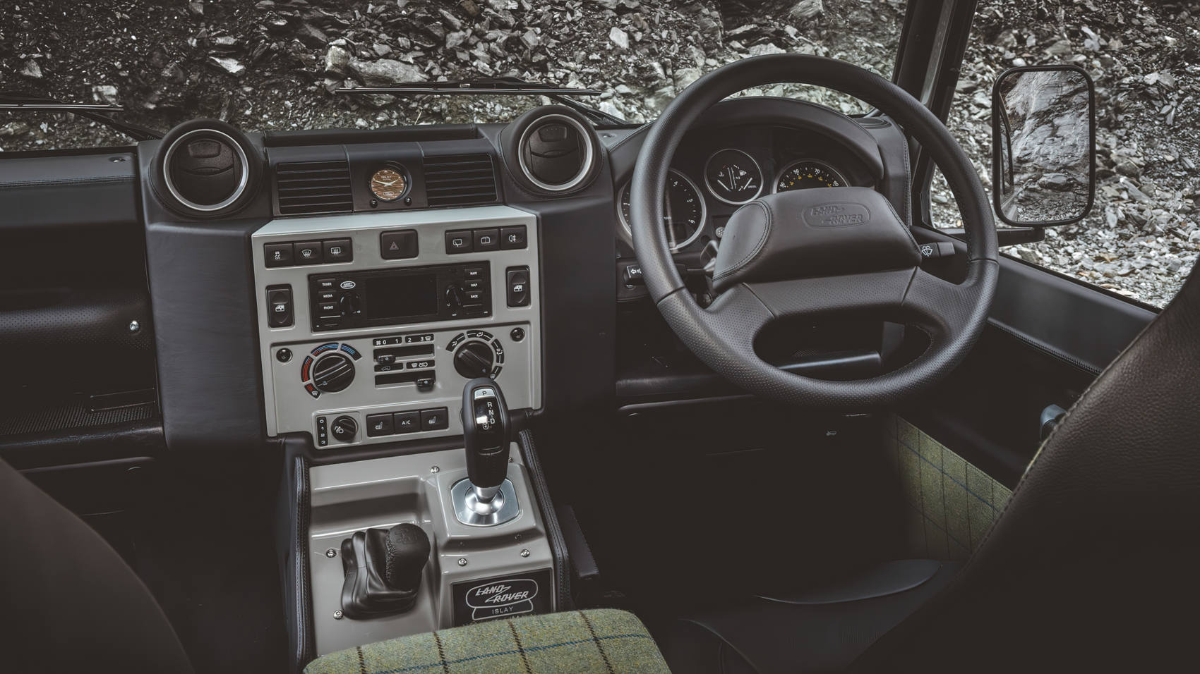 Land Rover Defender Works V8 Islay Edition wnętrze