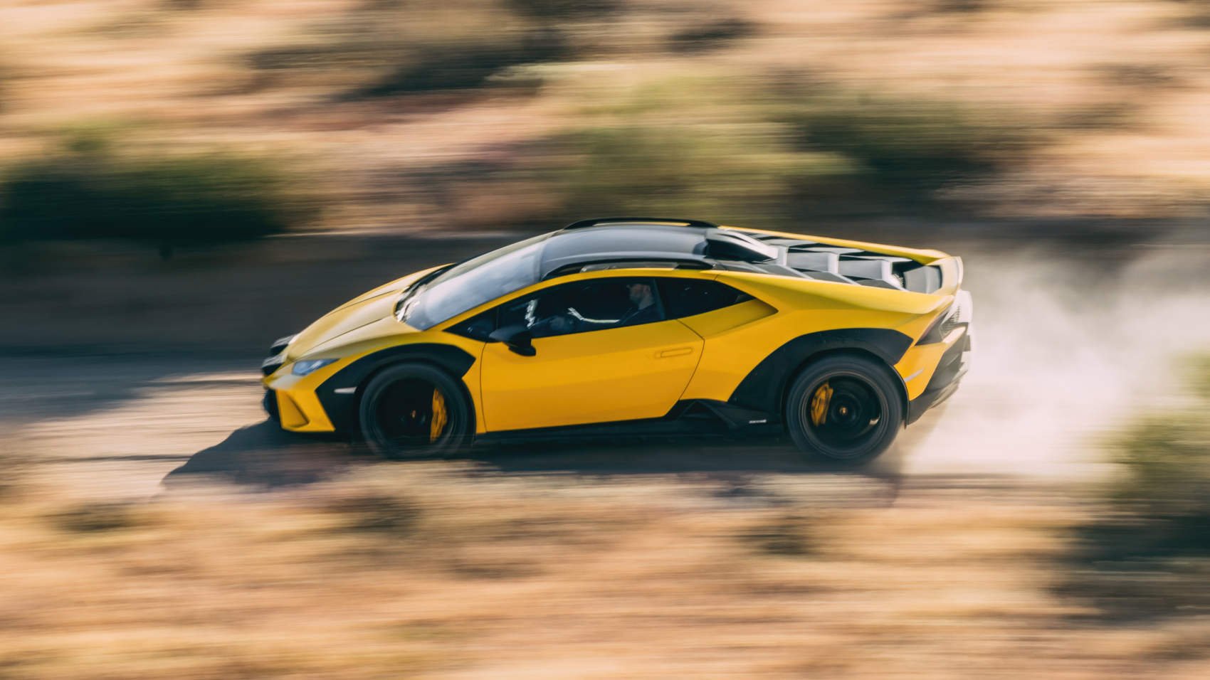 Lamborghini Huracán Sterrato jedzie po szutrze