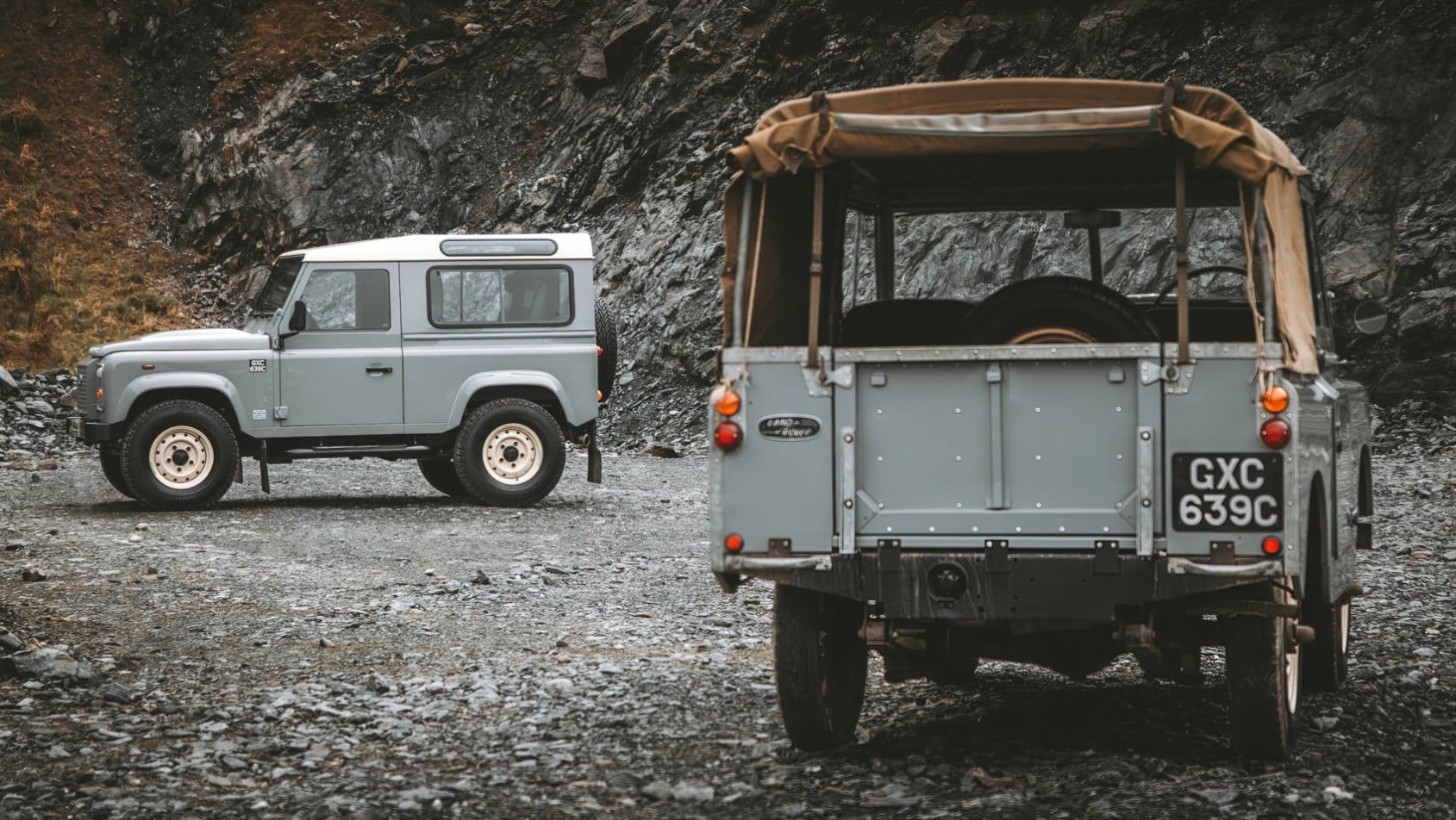 Land Rover Defender Works V8 Islay Edition wraz z przodkiem