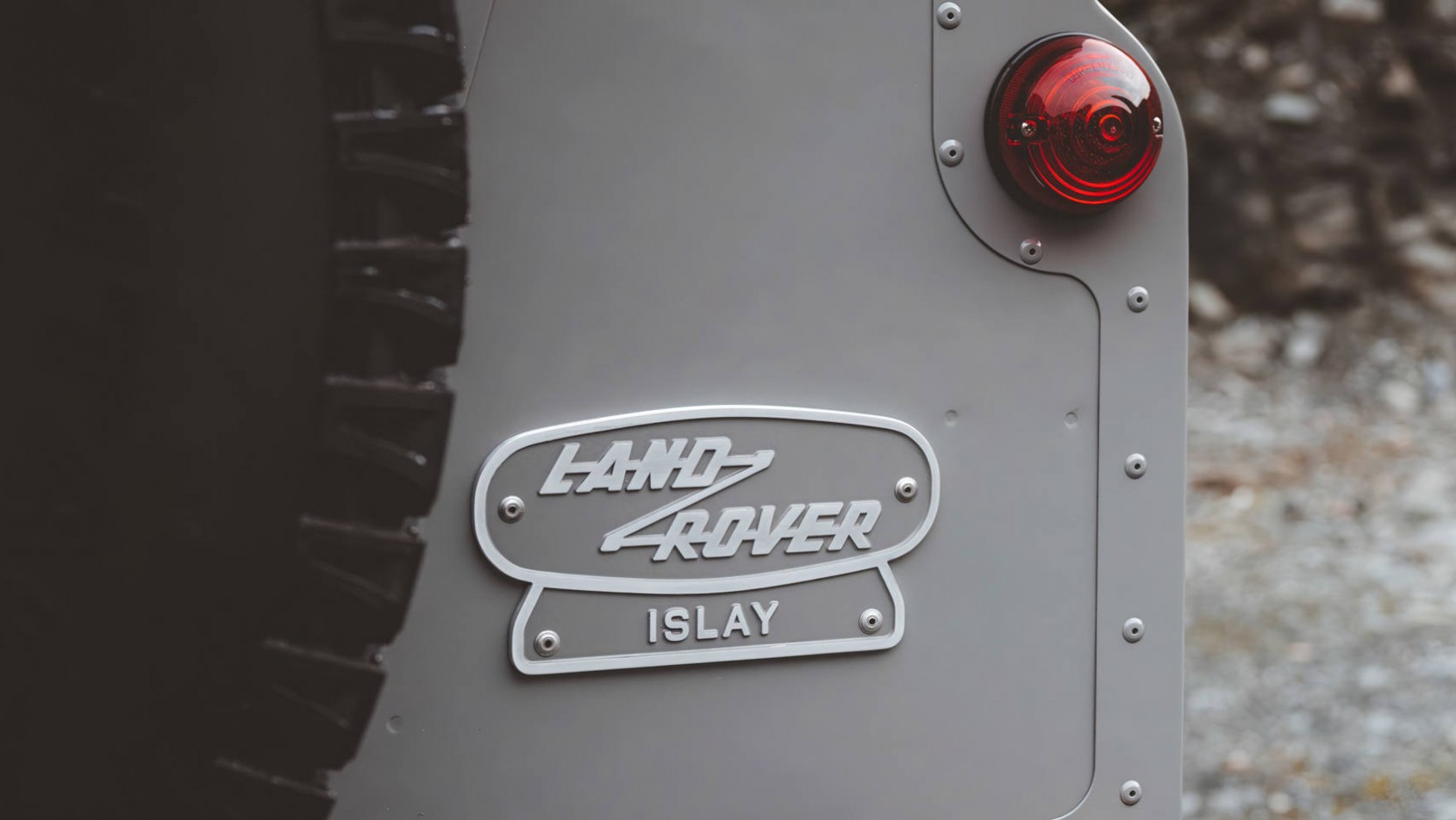 Land Rover Defender Works V8 Islay Edition emblemat