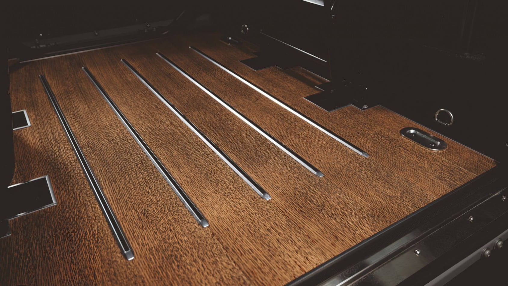 Land Rover Defender Works V8 Islay Edition podłoga drewniana