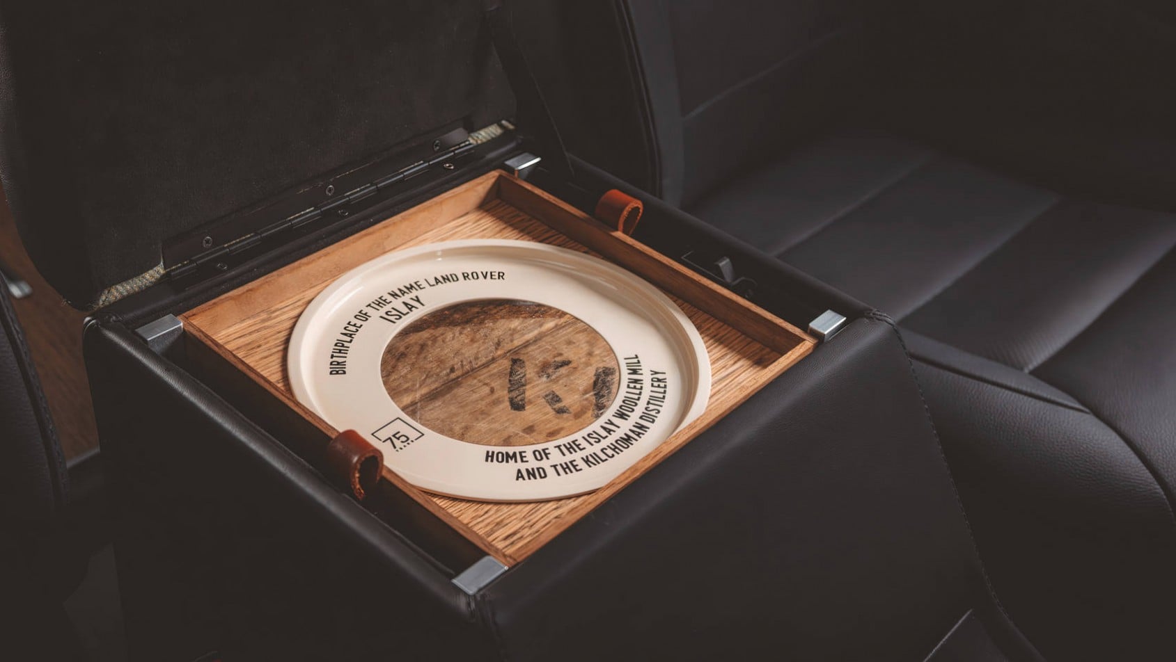 Land Rover Defender Works V8 Islay Edition podłokietnik drewniany