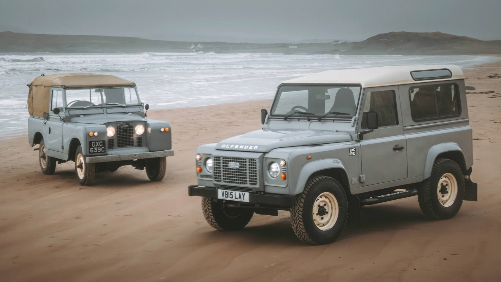 Land Rover Defender Works V8 Islay Edition i wczesny Land Rover