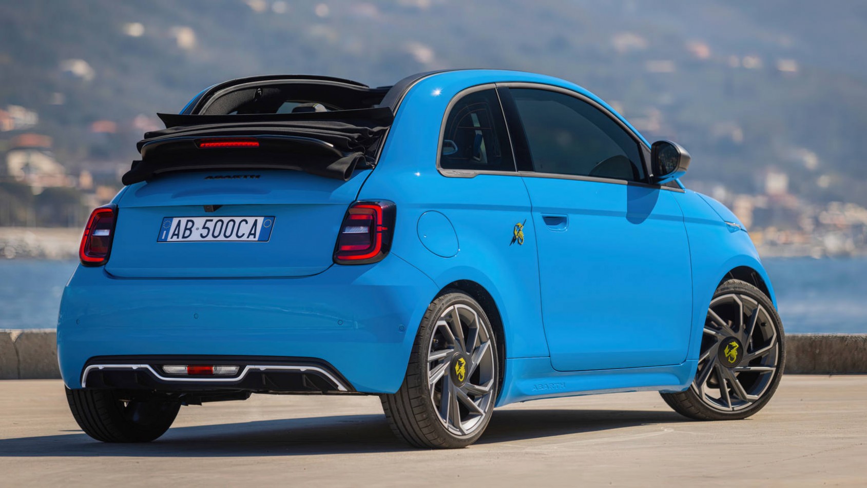 Abarth 500e Cabrio tył