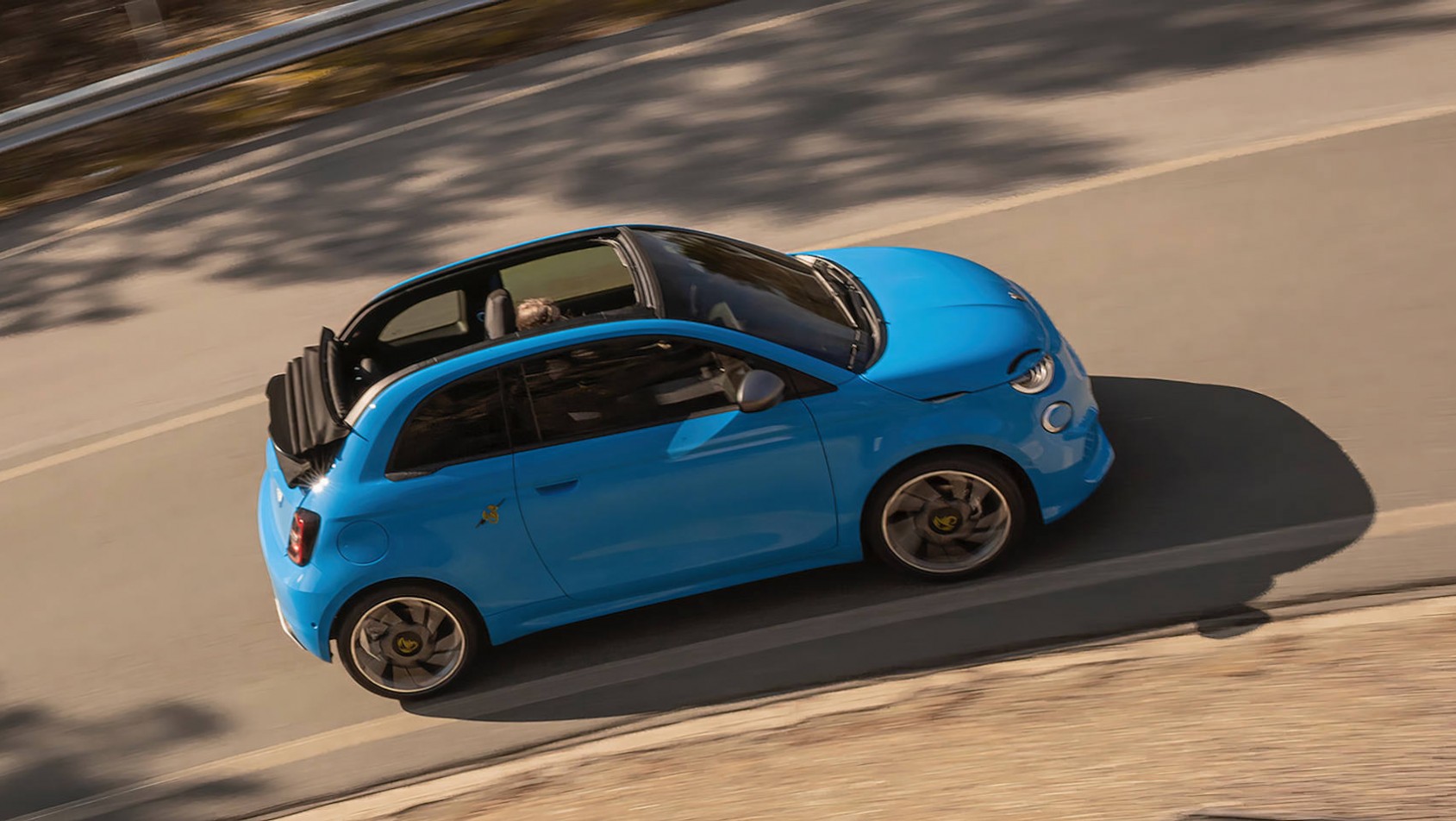 Abarth 500e Cabrio z góry
