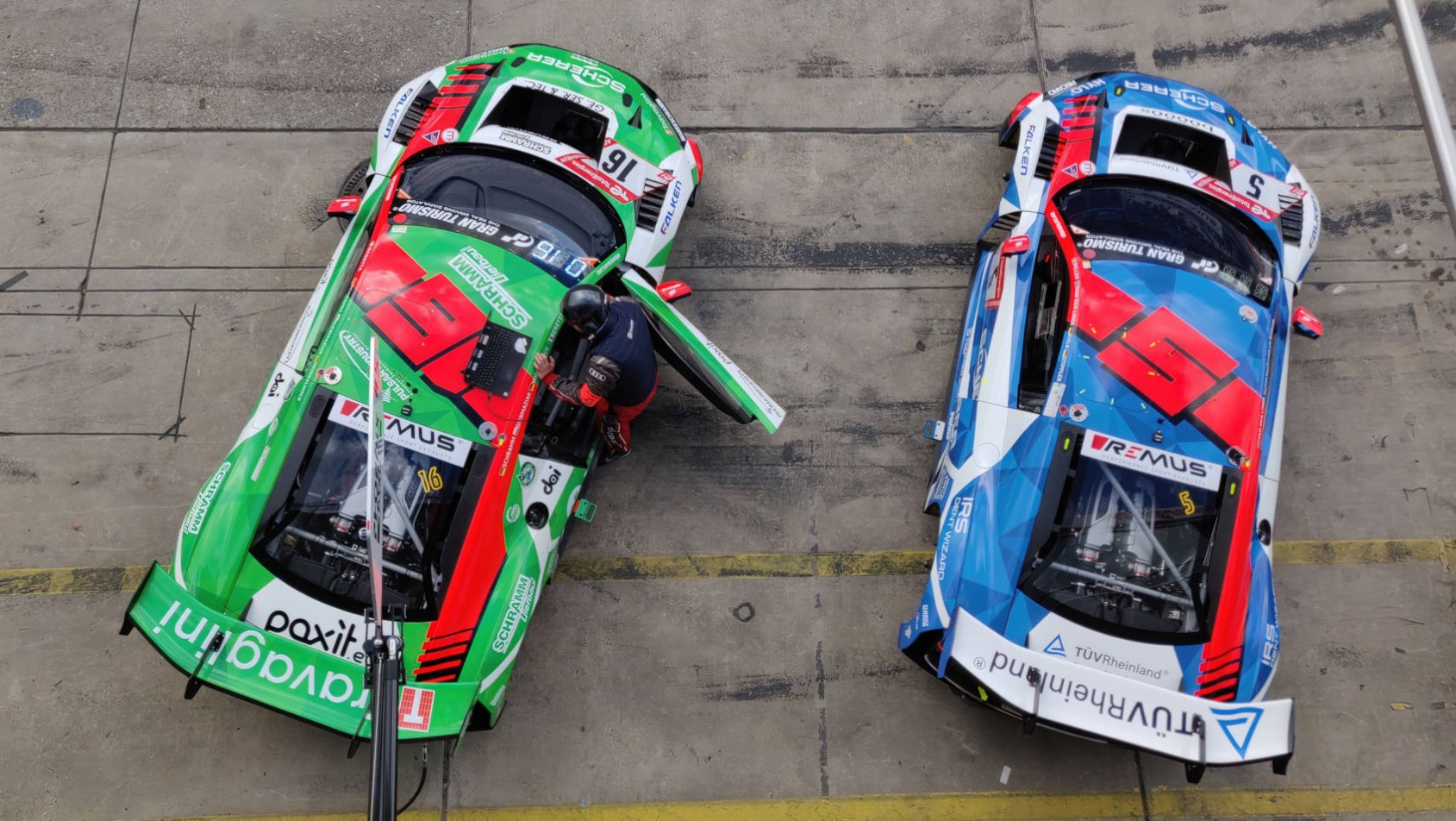 24h of Nürburgring samochody przed garażami