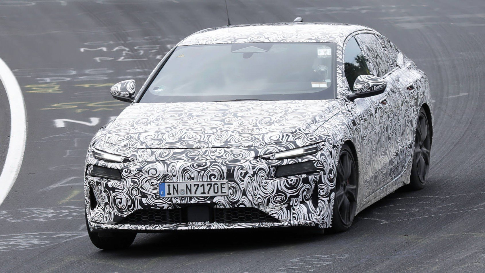 2024 Audi S6 e-tron spyshot sylwetka z przodu