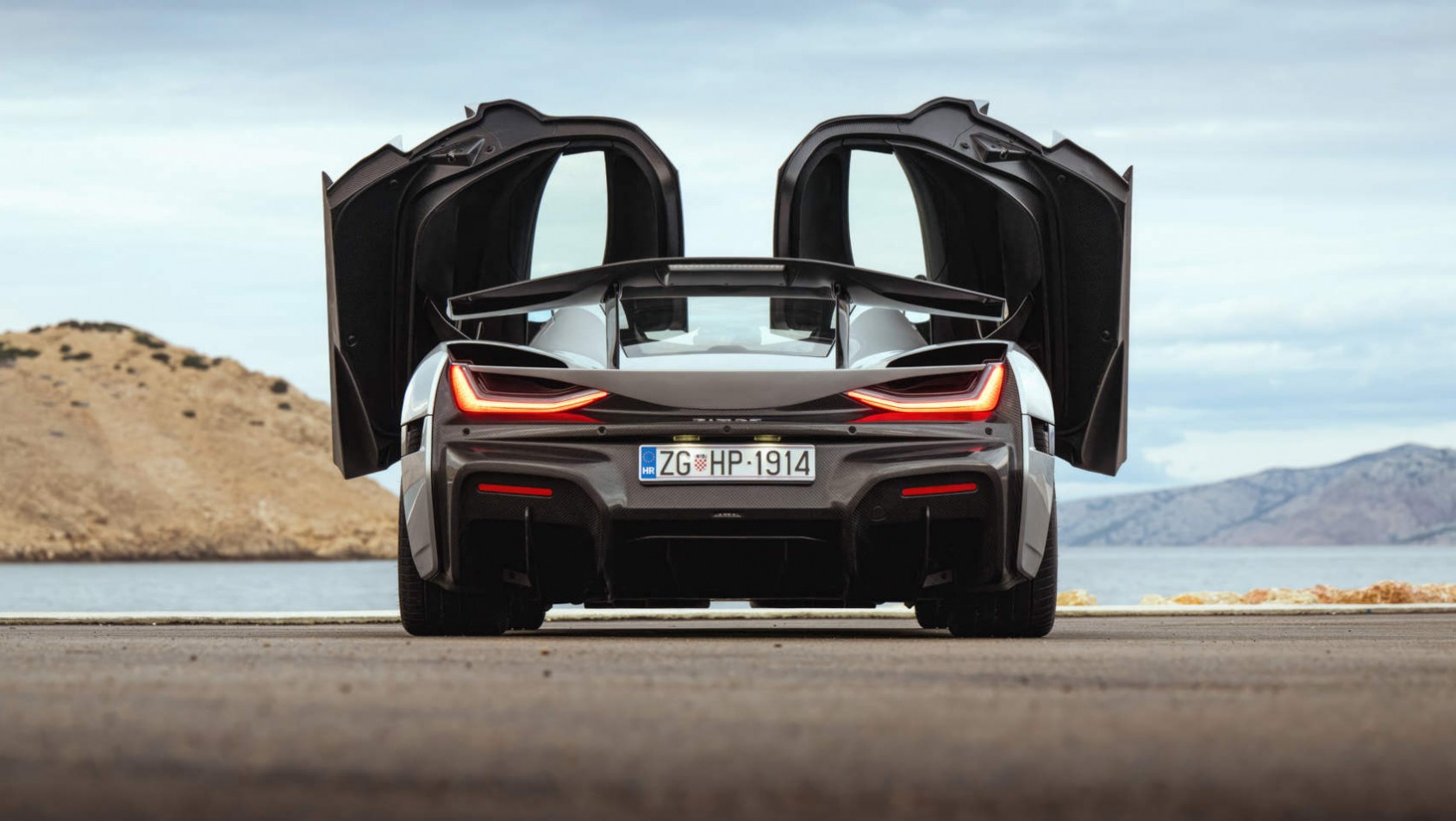 Rimac Nevera - otwarte drzwi