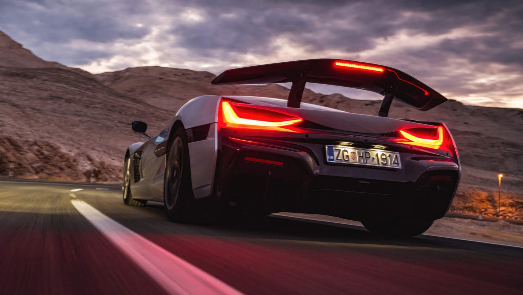 Rimac Nevera - na tle zachodzacego słońca