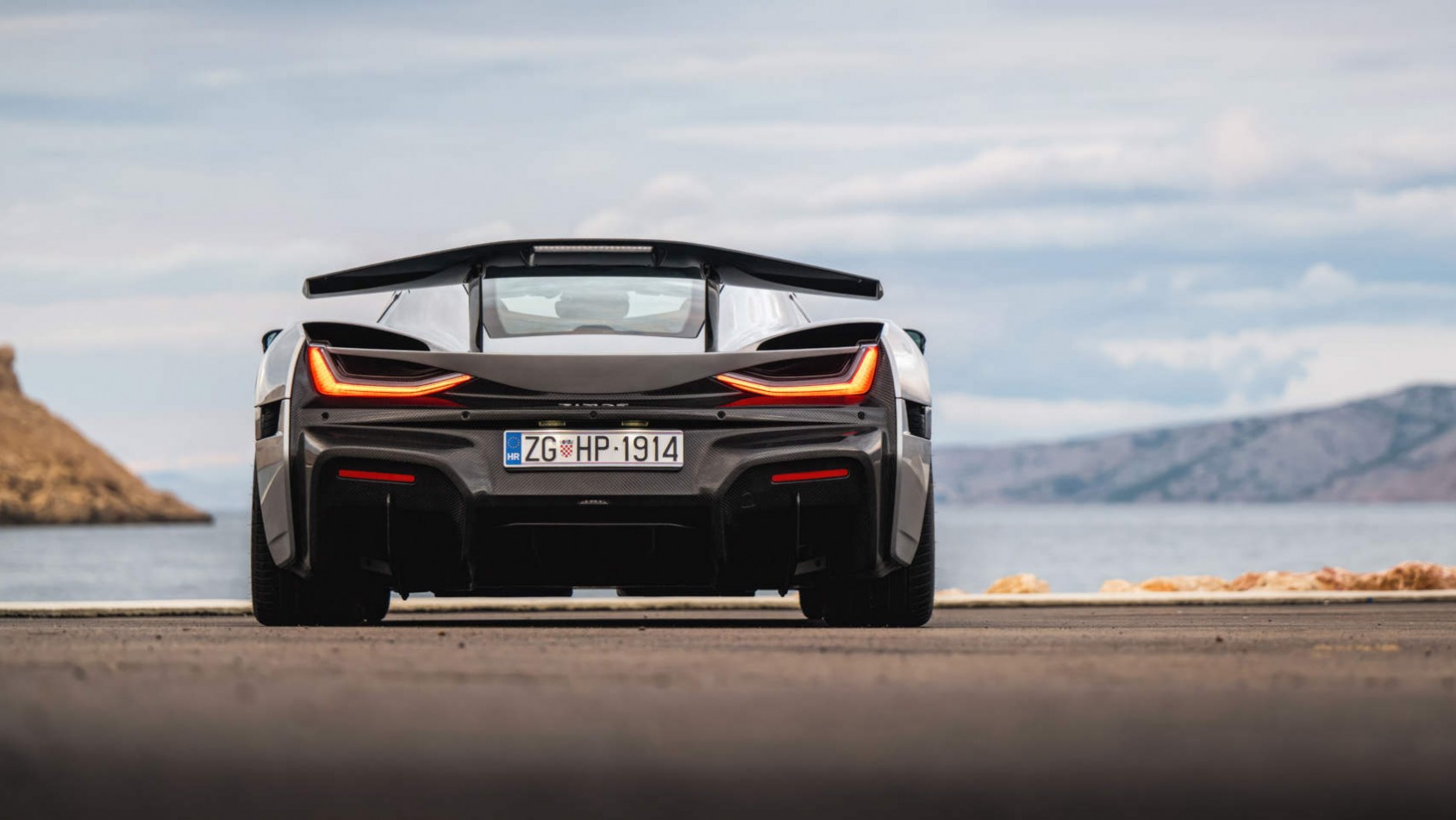 Rimac Nevera - na tle morza
