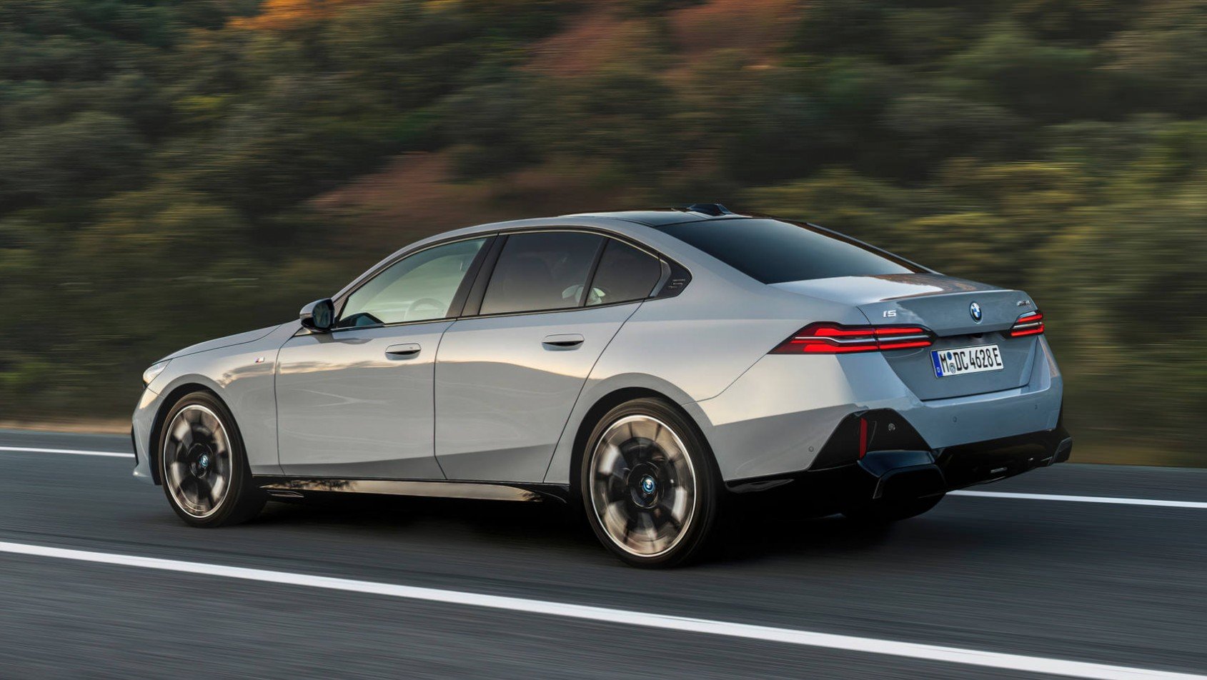 BMW serii 5 2023 lewy tył