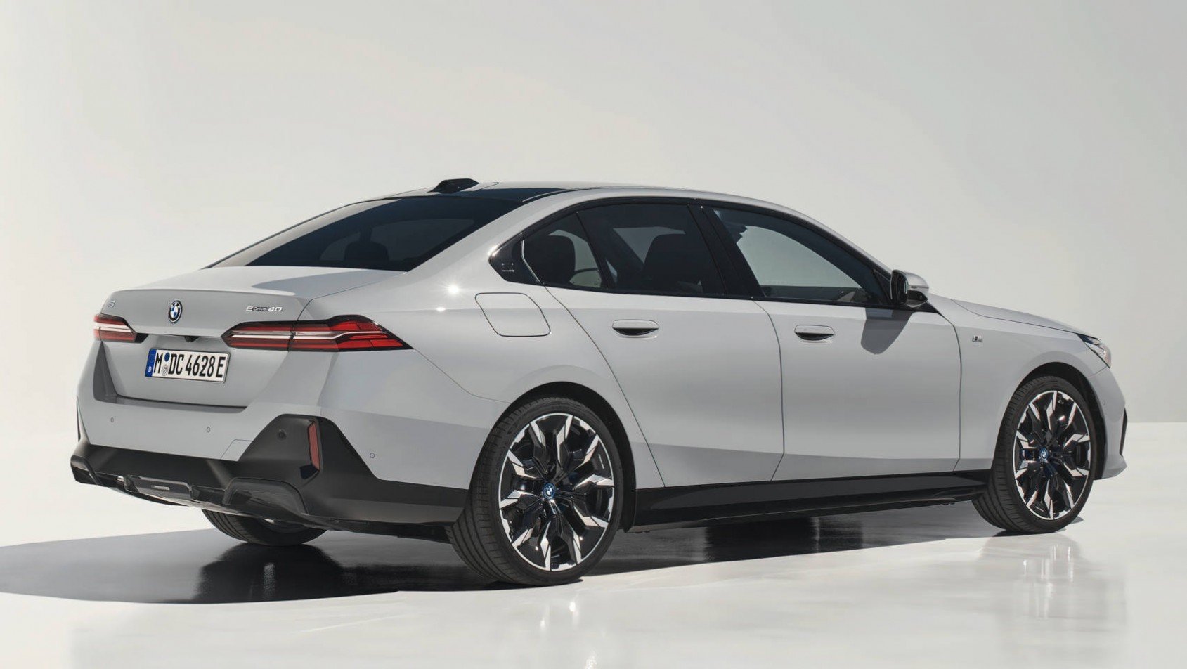 BMW serii 5 2023 prawy tył