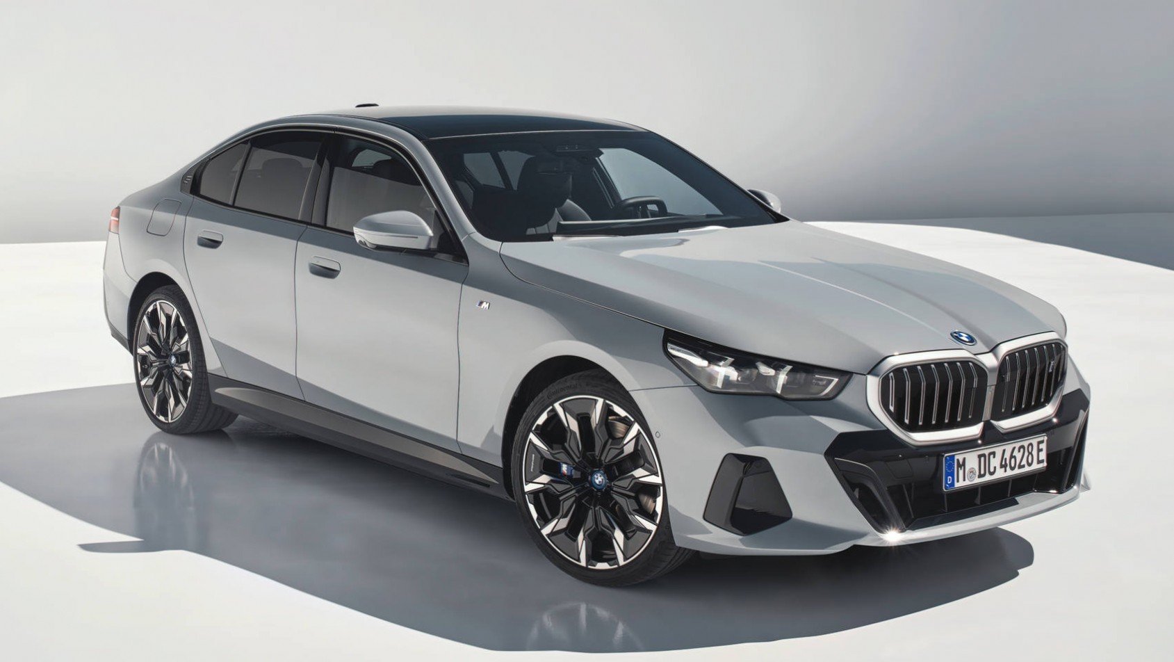 BMW serii 5 2023 prawy przód