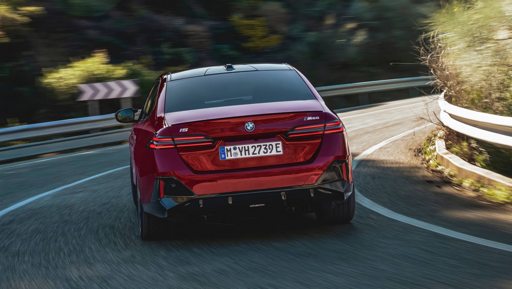 BMW i5 M60 2023 w zakręcie