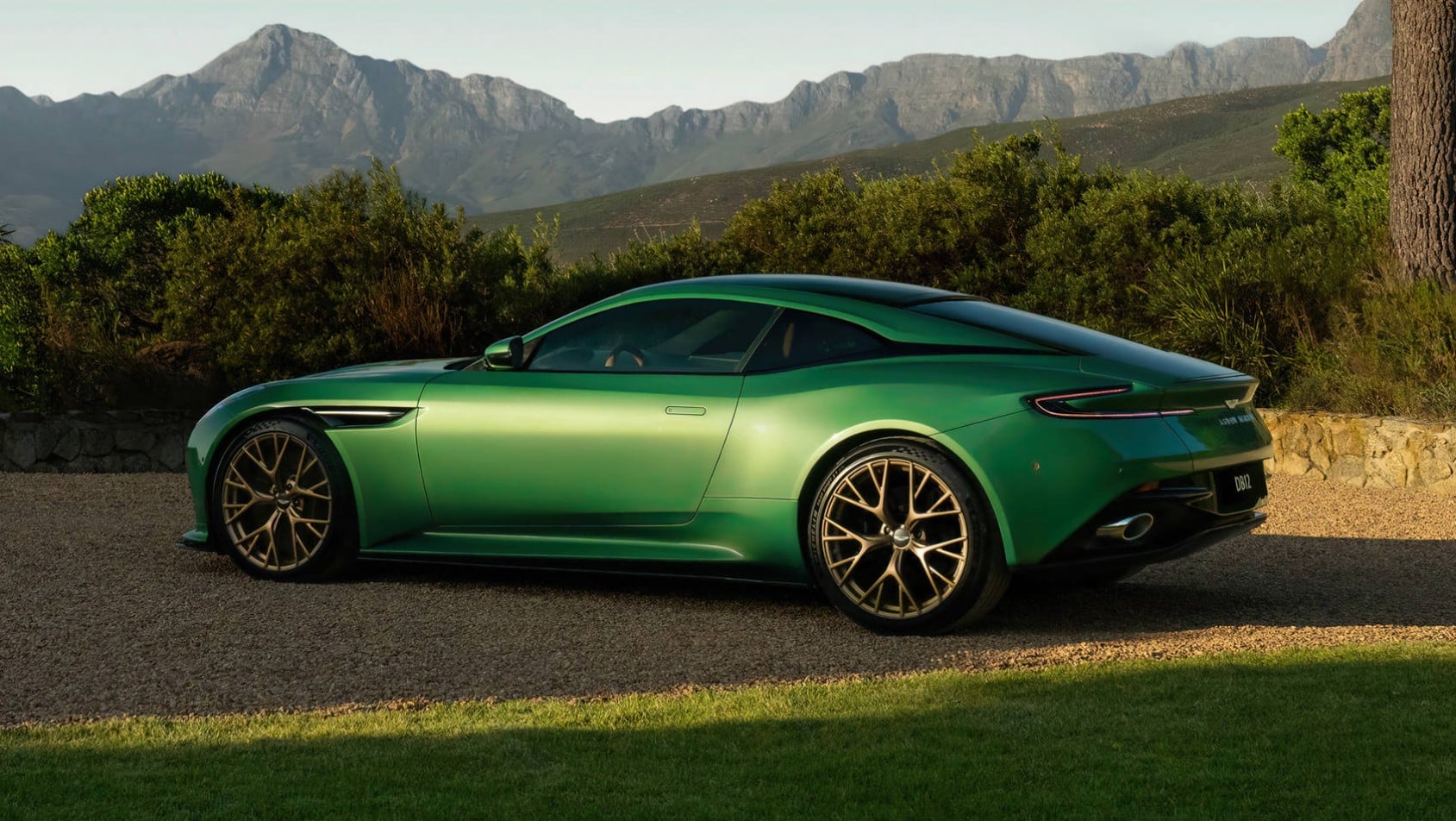 Aston Martin DB12 sylwetka tył