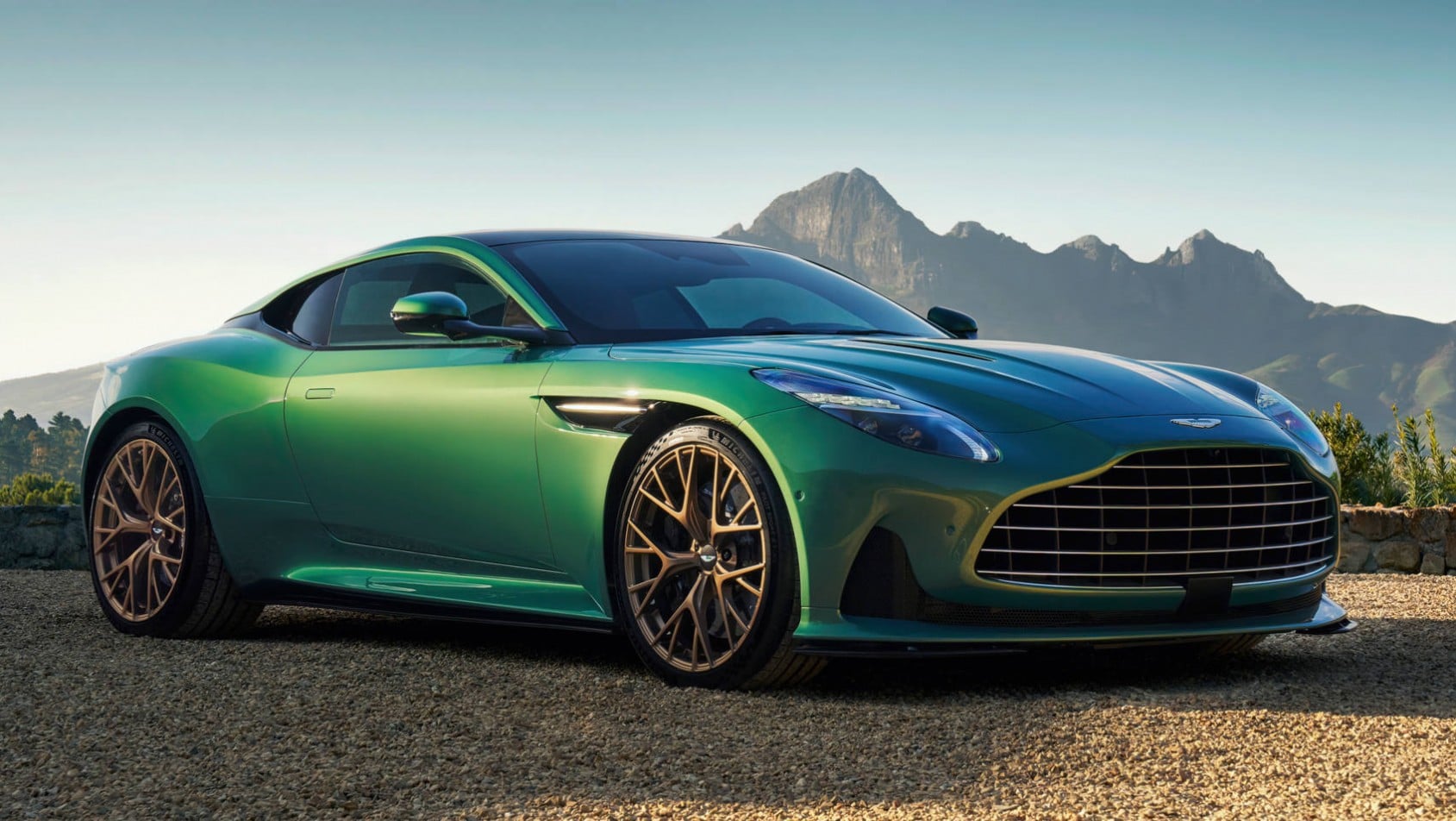 Aston Martin DB12 sylwetka przód