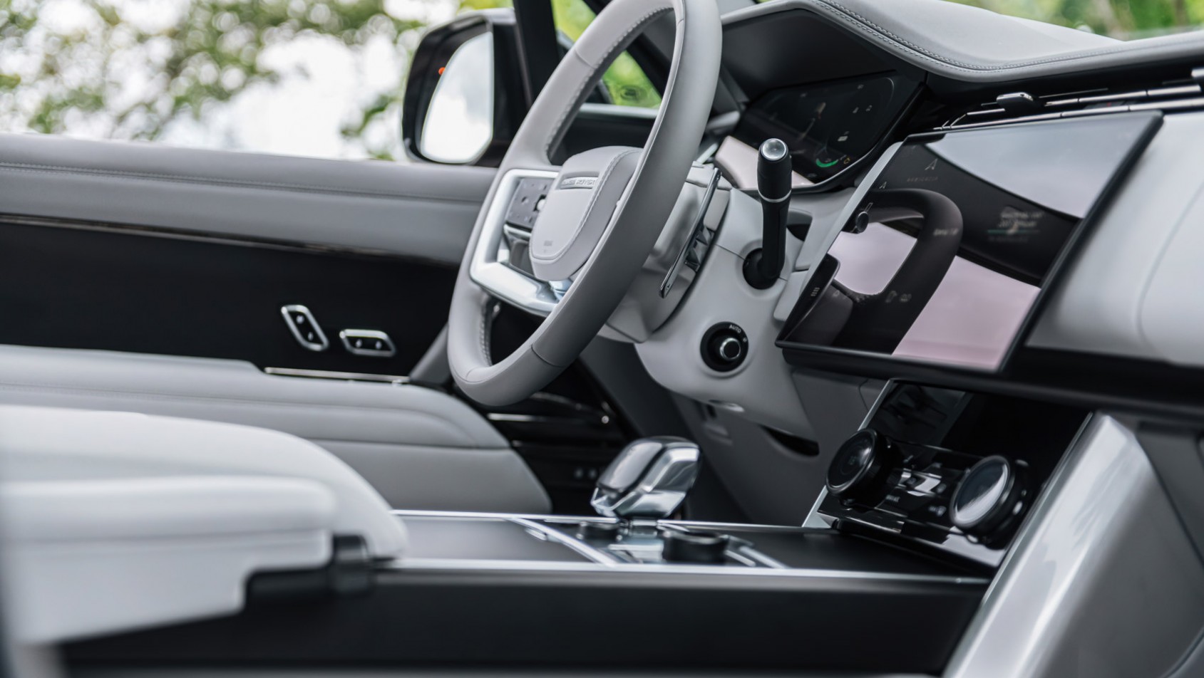 Range Rover SV biały kokpit zbliżenie