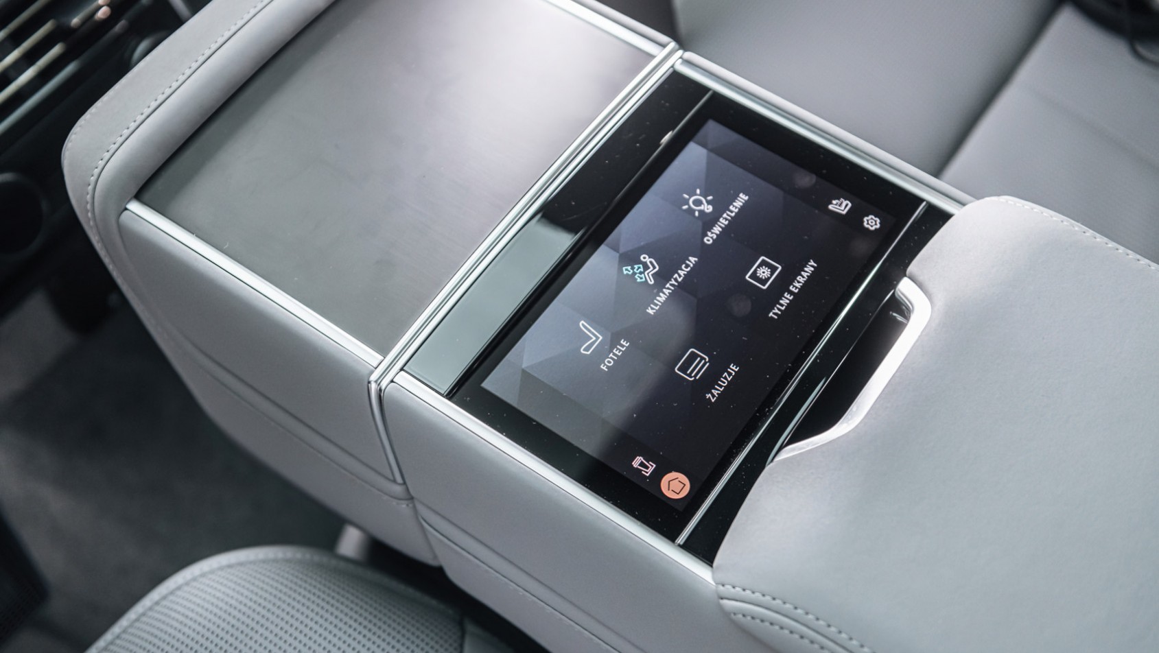 Range Rover SV centrum multimedialne z tyłu