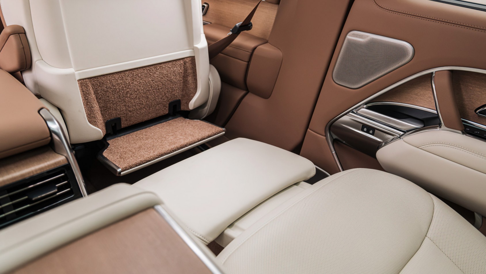 Range Rover SV miejsce na nogi