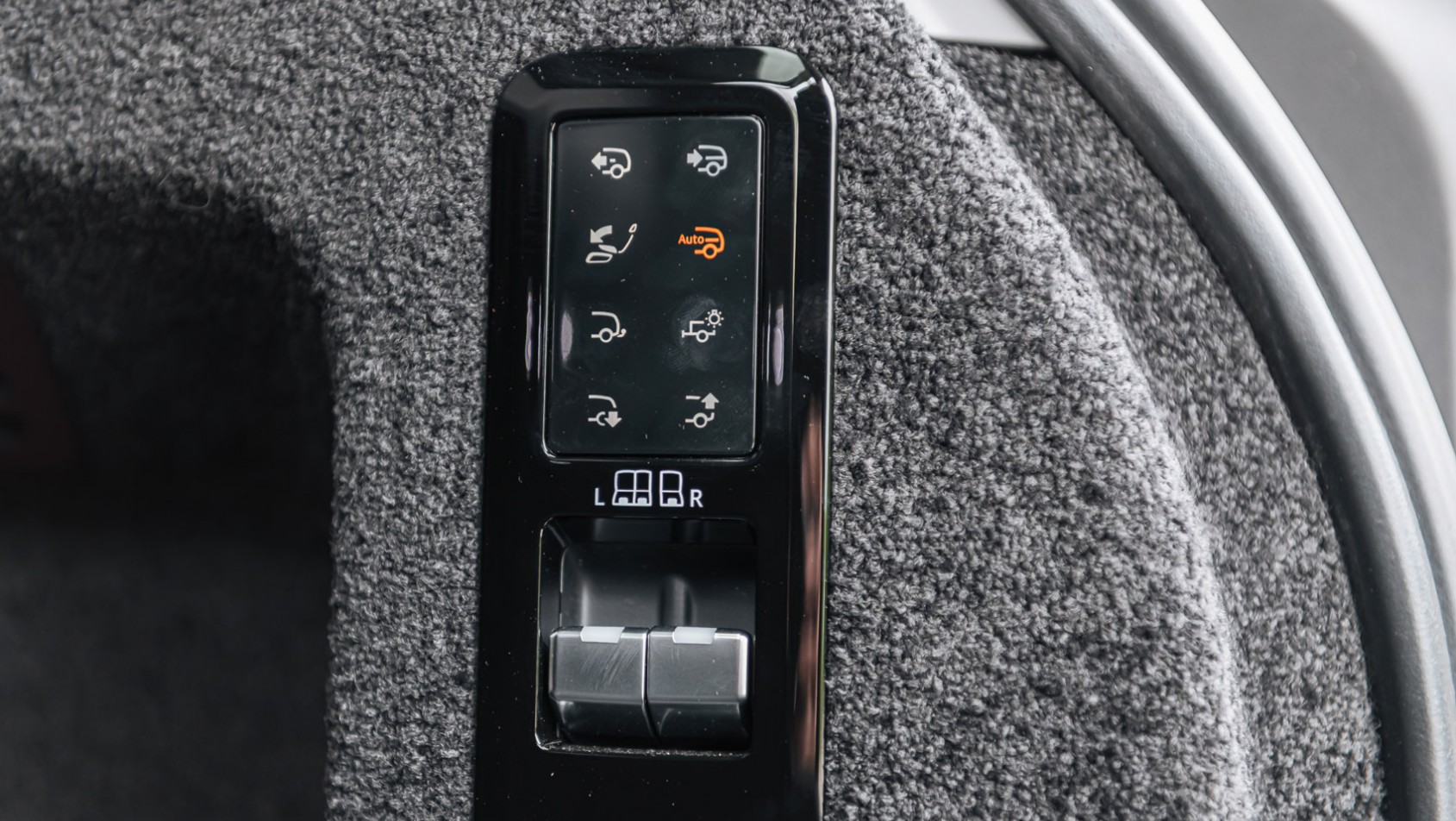 Range Rover SV panel w bagażniku