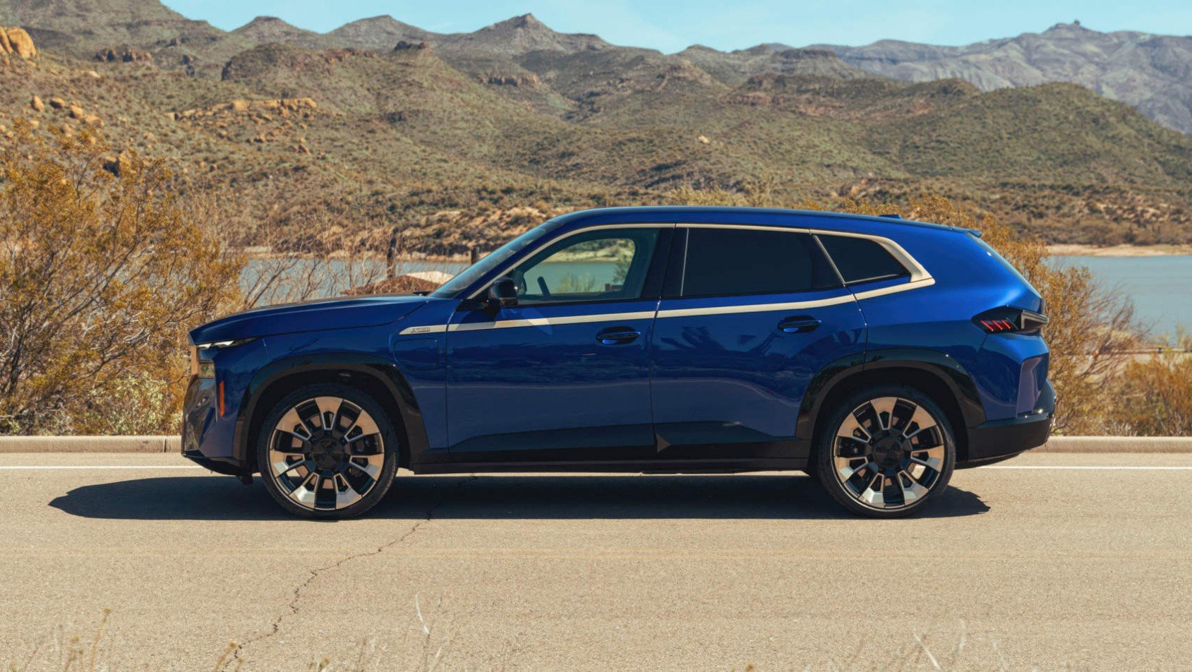 BMW XM - widok z boku