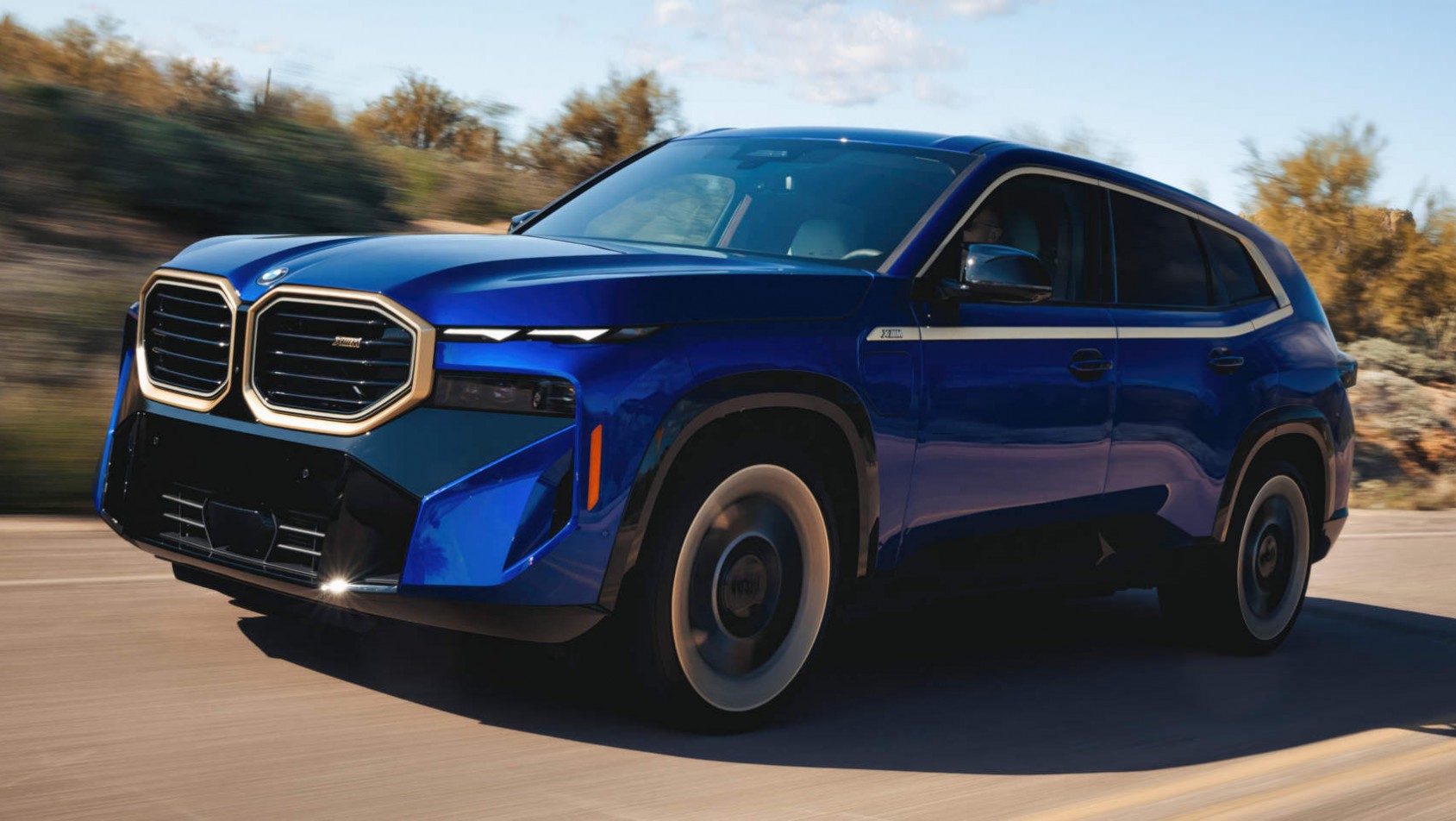 BMW XM 2023 - widok z boku podczas jazdy