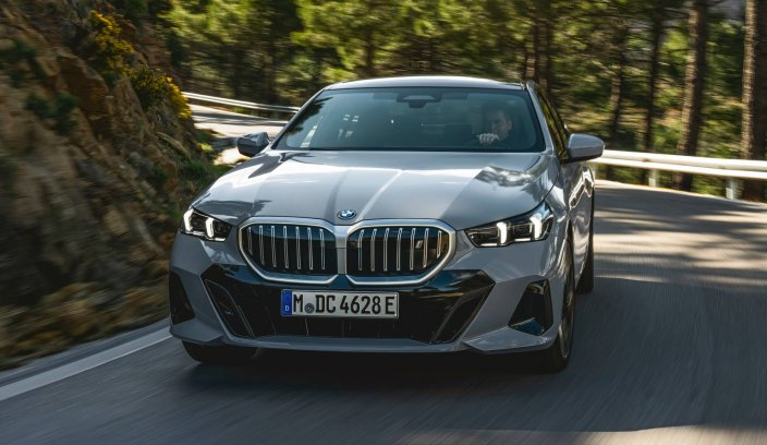 BMW serii 5 2023 front