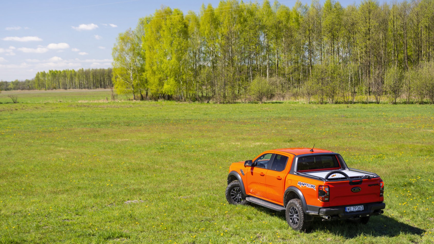 Ford Ranger Raptor na tle drzew