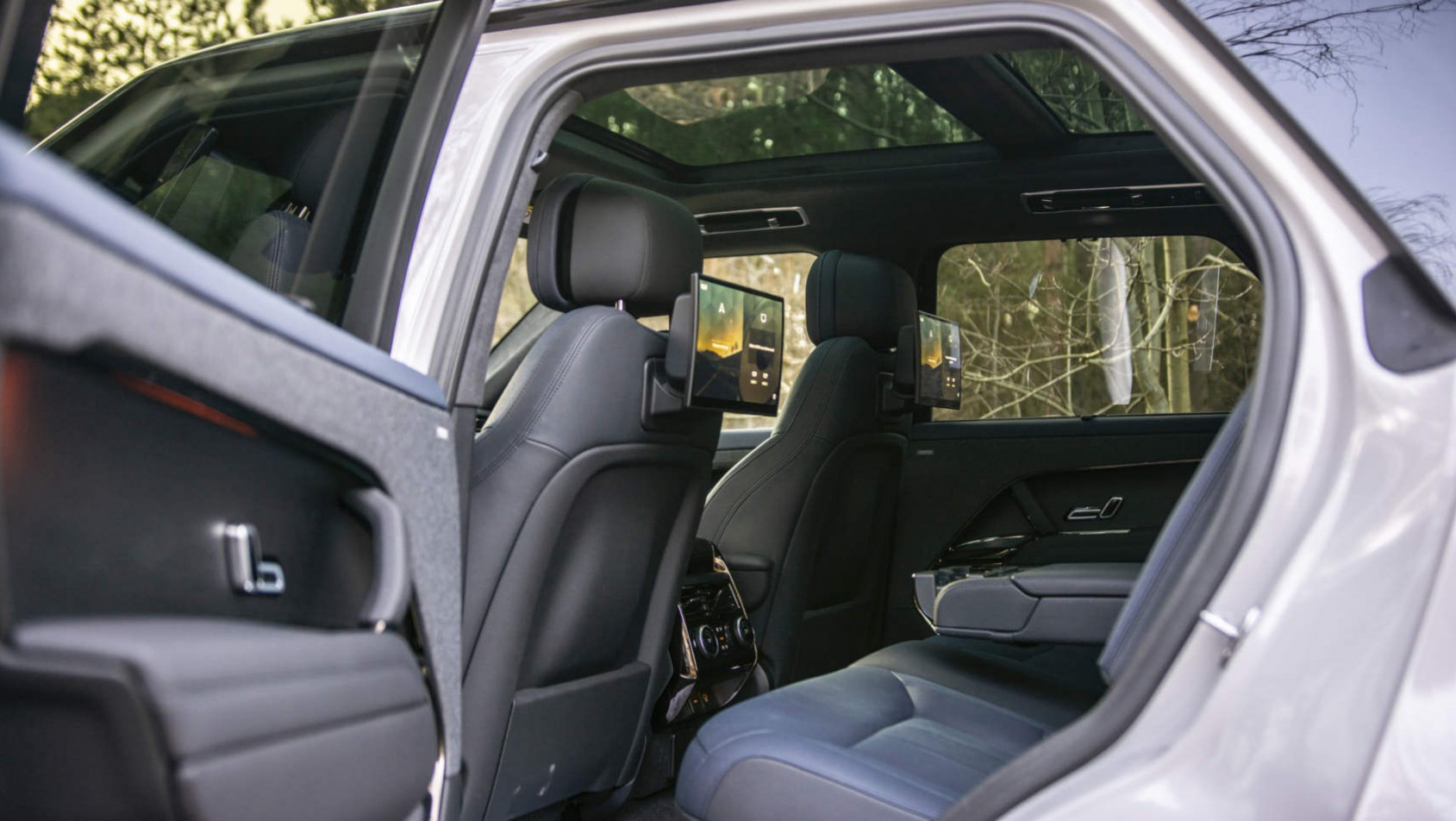 Range Rover Sport P510e - tylne siedzenia