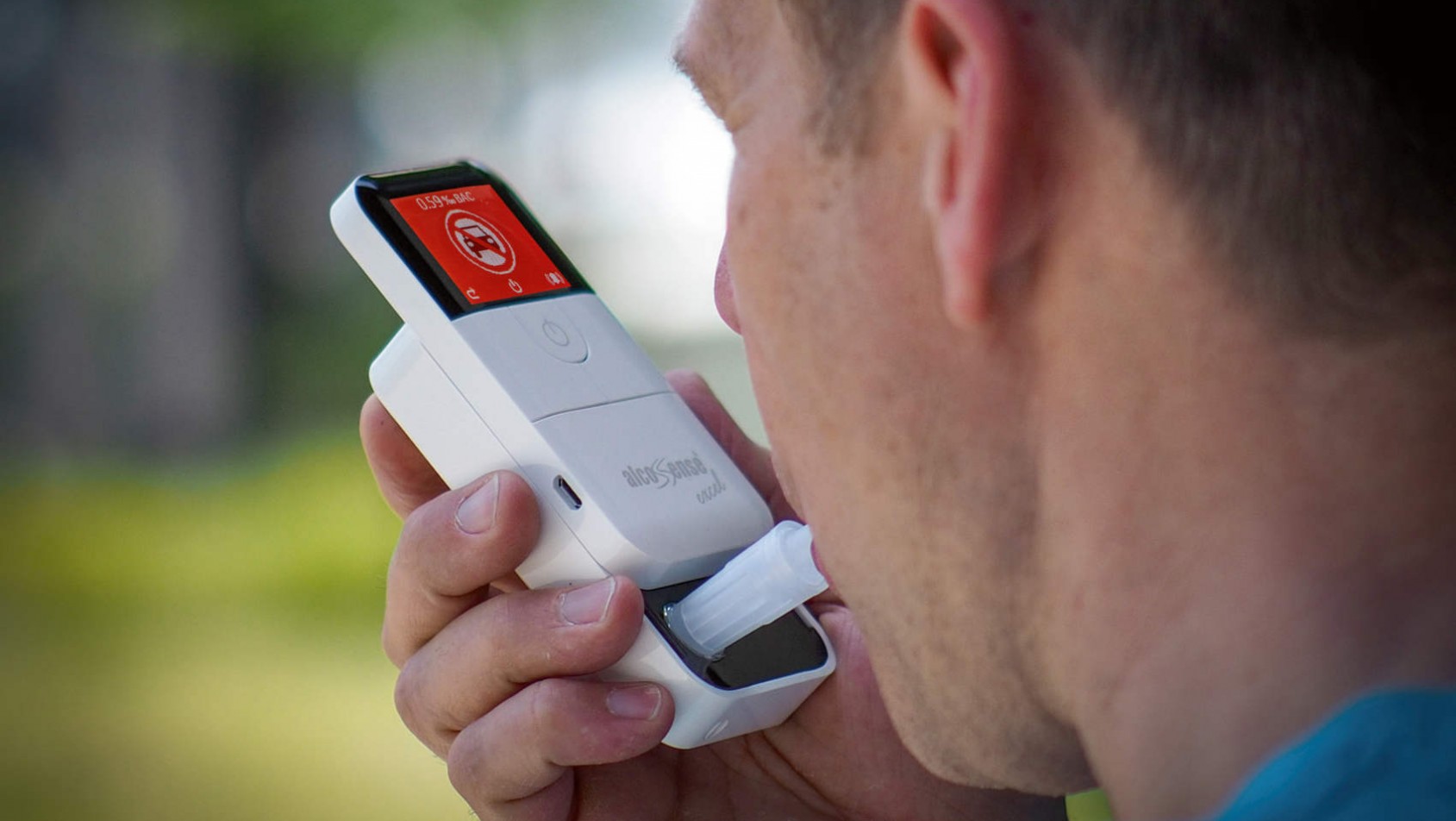 Alkomat AlcoSense podczas pomiaru