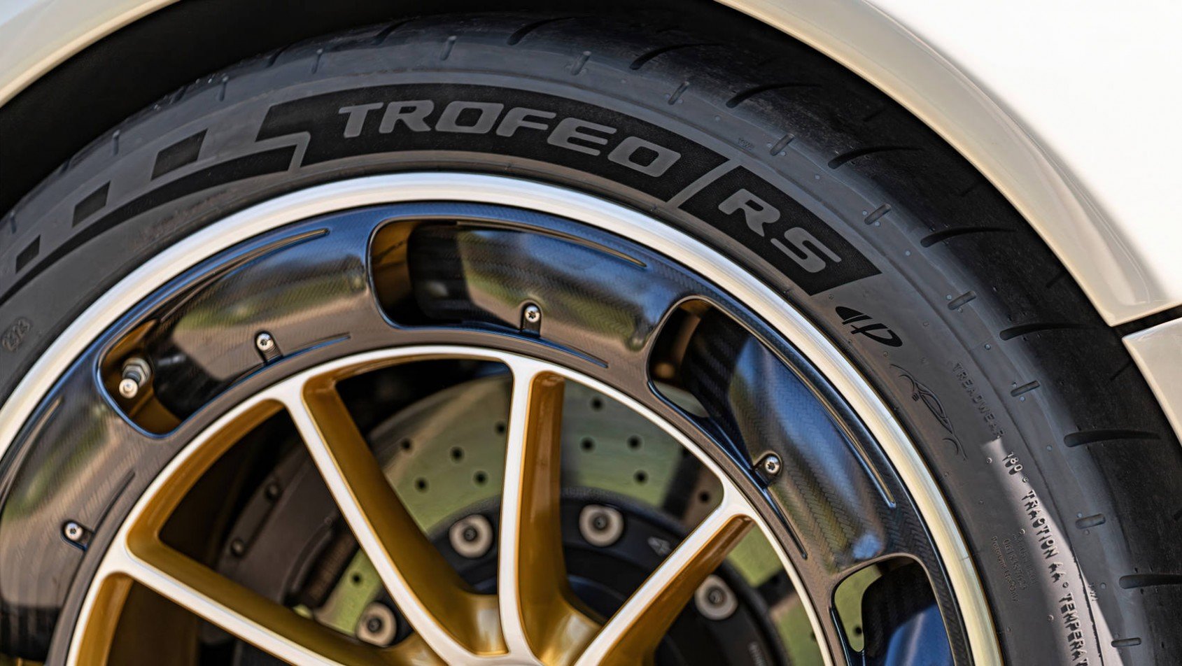 Pirelli P Zero Trofeo RS logo