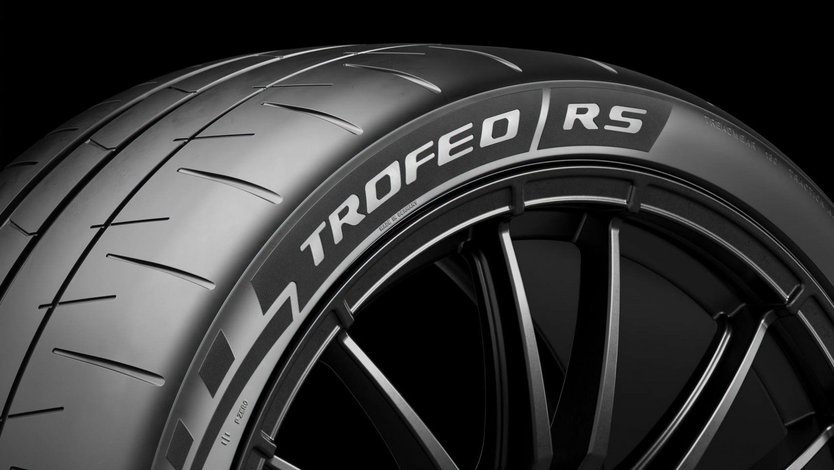 Pirelli P Zero Trofeo RS napis