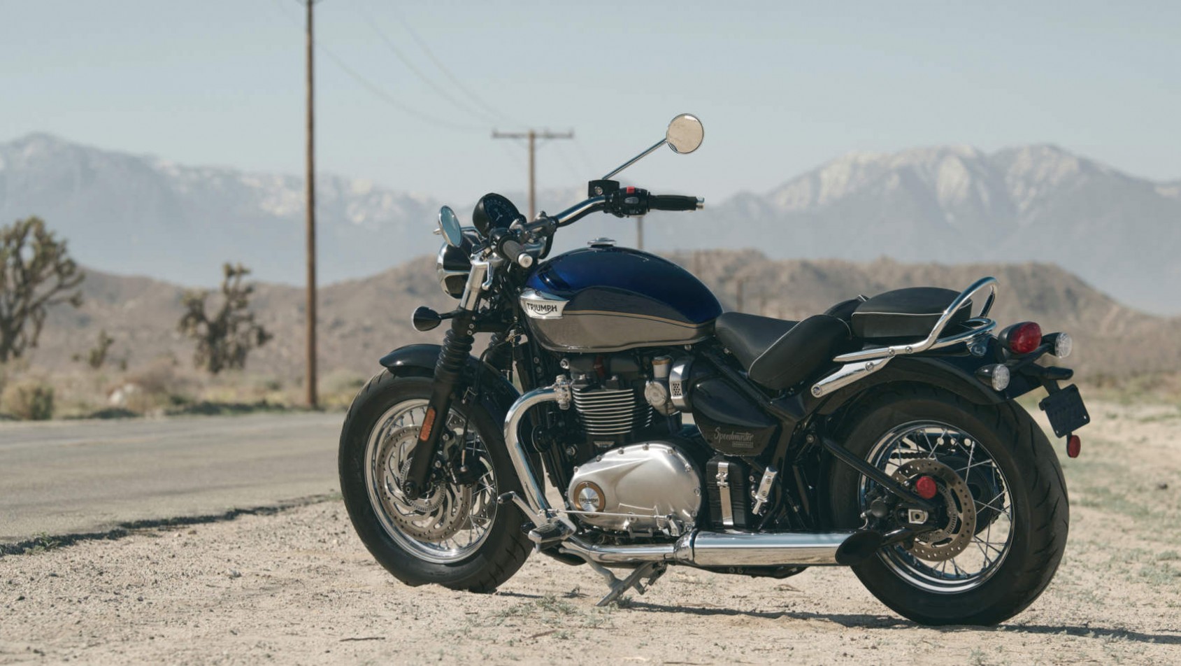 Speedmaster na tle pustyni