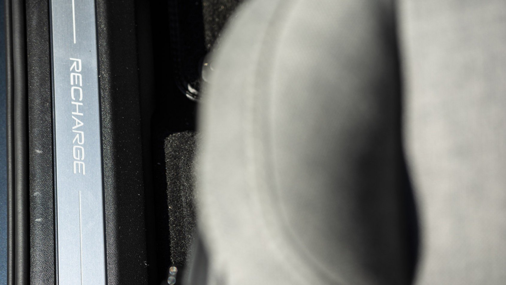 Volvo XC90 Volvo XC90 T8 recharge test detal próg