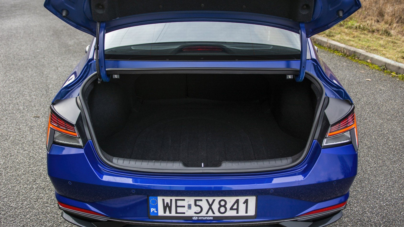 Hyundai Elantra sedan bagażnik
