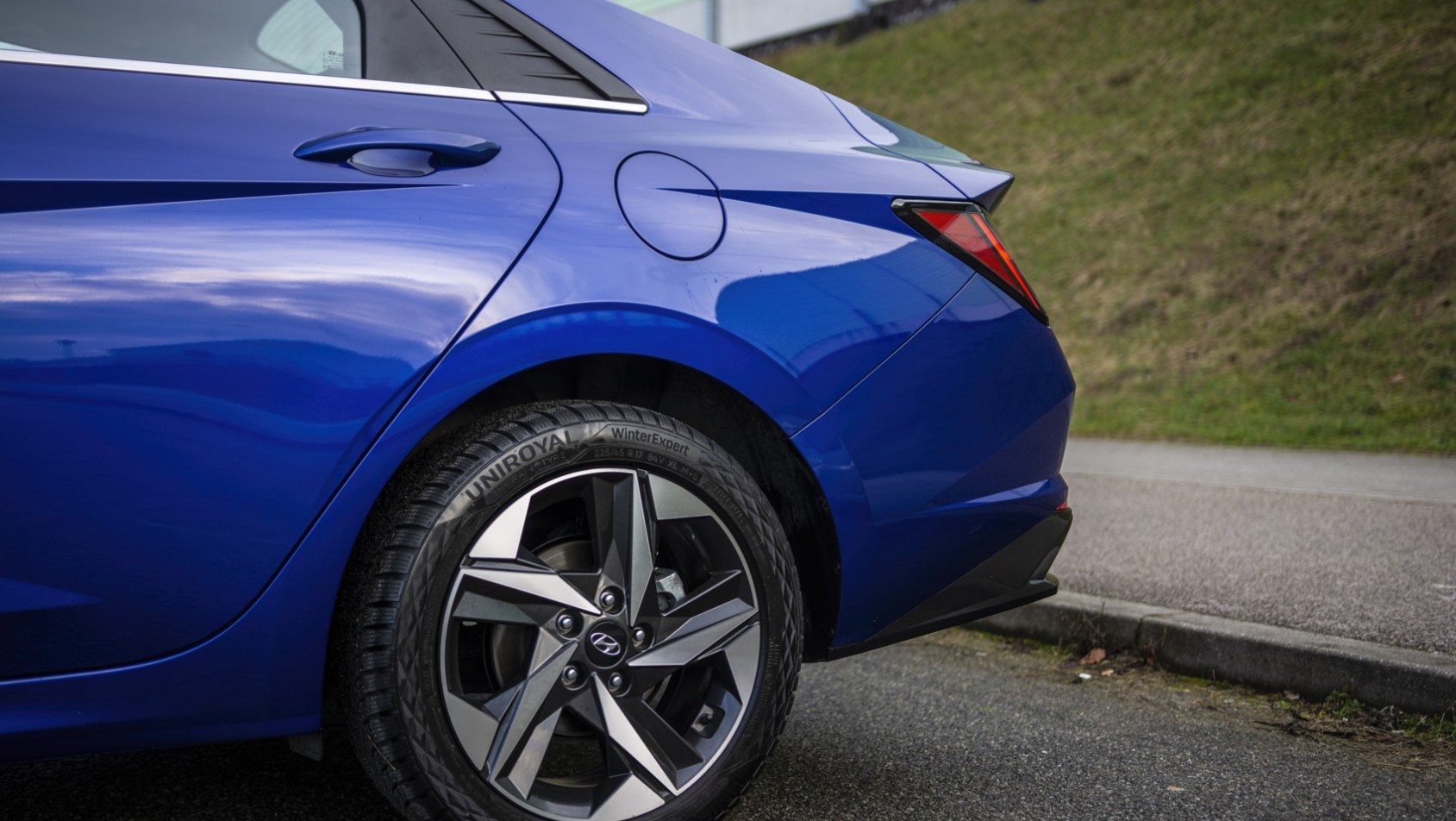 Hyundai Elantra linia bagażnika