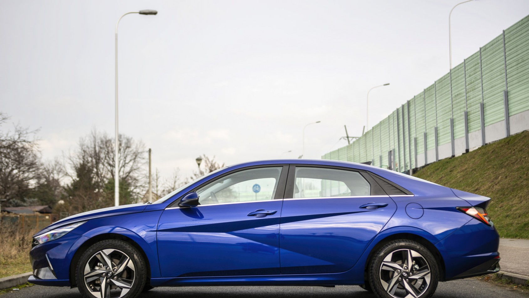 Hyundai Elantra linia boczna