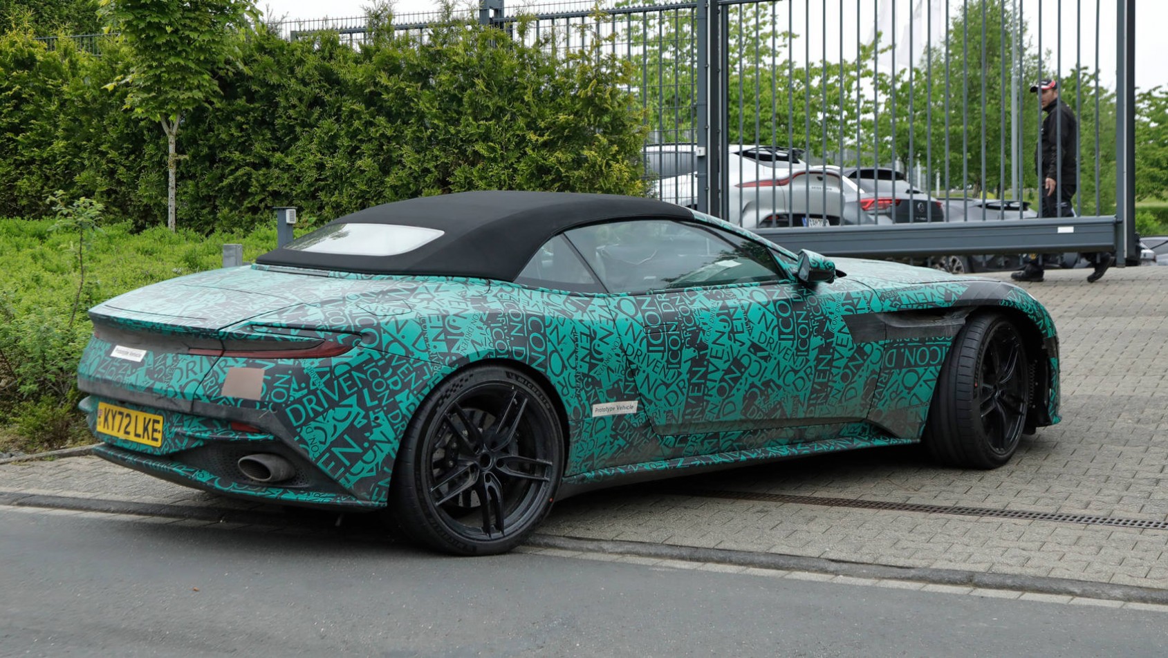 Aston Martin DB12 Volante spyshot lewy tył